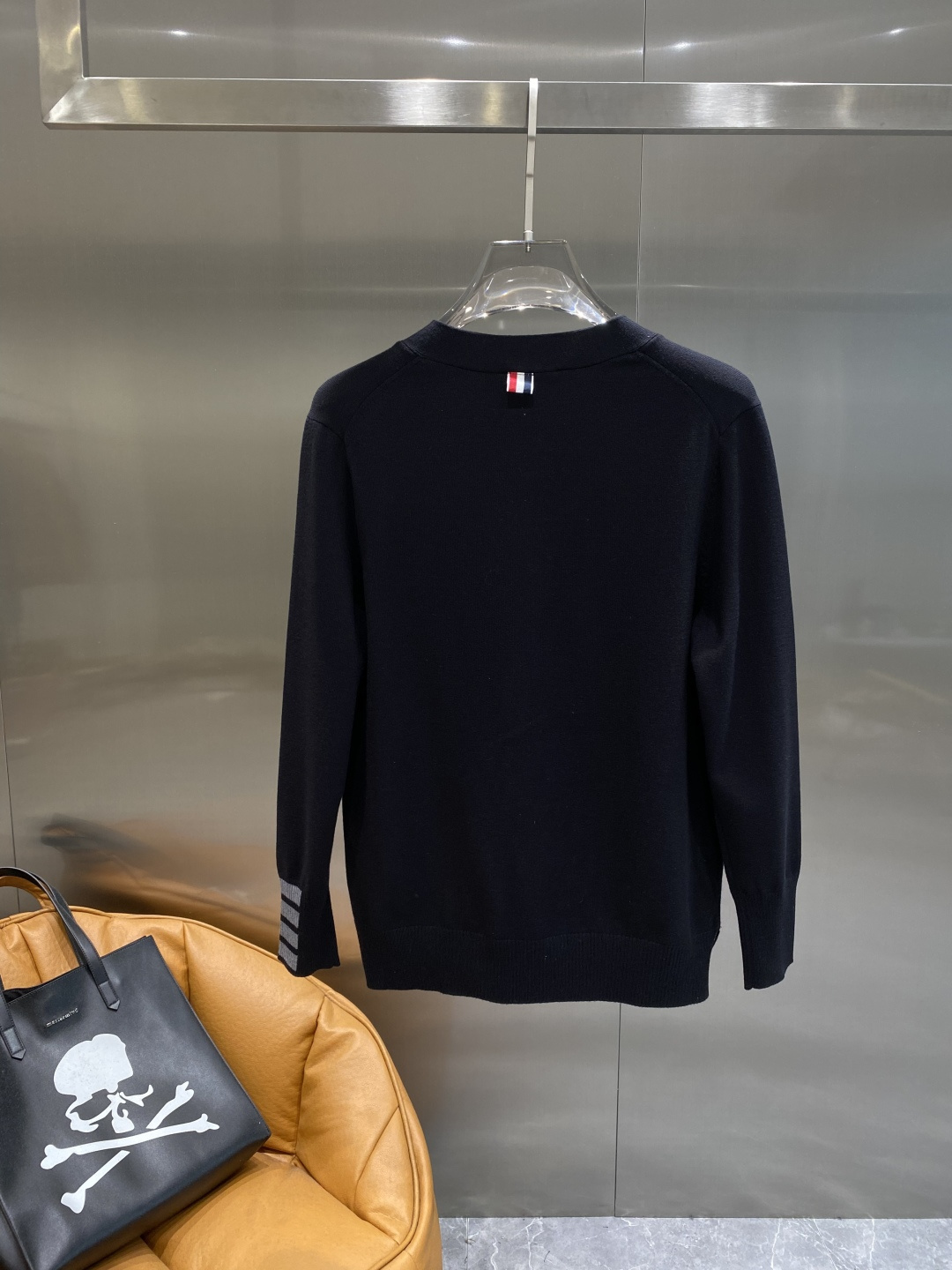 《𝙉𝙚𝙬🤍🖤TB家》开衫新款针织毛衣衫，彰显2025秋冬秀场的 主题。责任采购羊毛成就换季时节的典雅之选