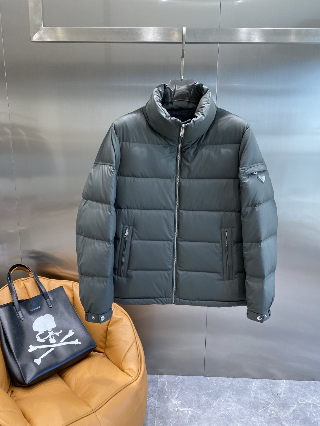 《𝙉𝙚𝙬🤍🖤普家》代购正品级别秋冬新款羽绒服 原版1:1订制五金配件全进口原版定制 欢迎专柜对比 绝对的