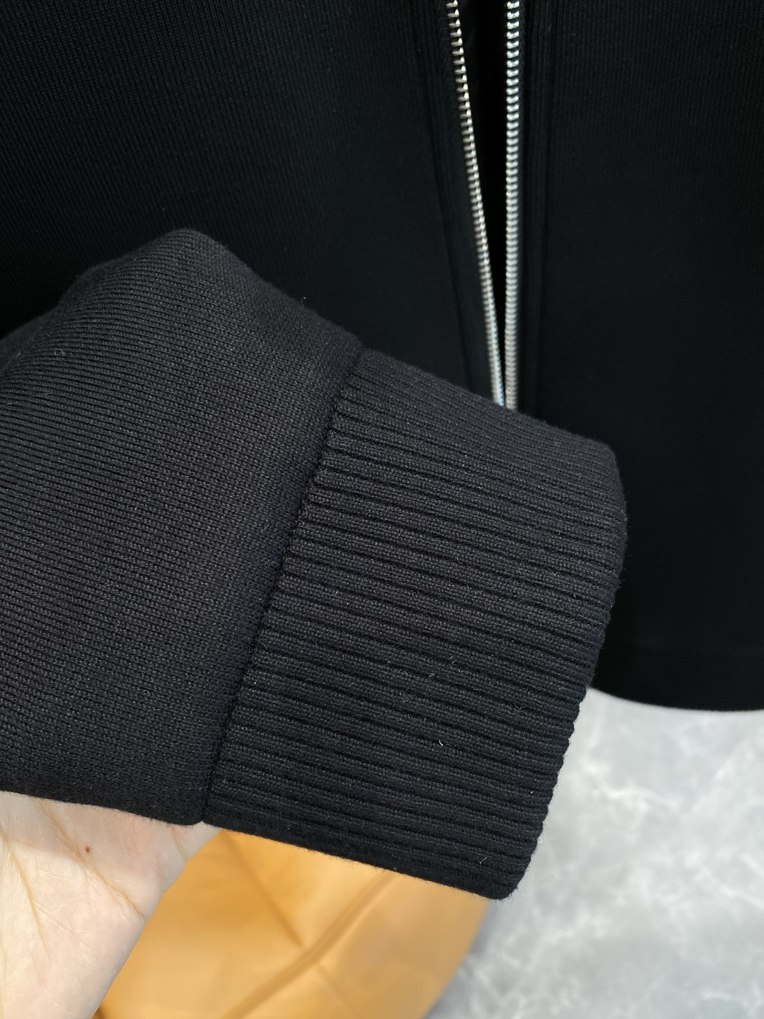 《𝙉𝙚𝙬🤍🖤普家》独家专供秋冬新款羽绒服。贸易公司渠道稀出，降温天气必备的保暖单品，不论是日常还是户外运