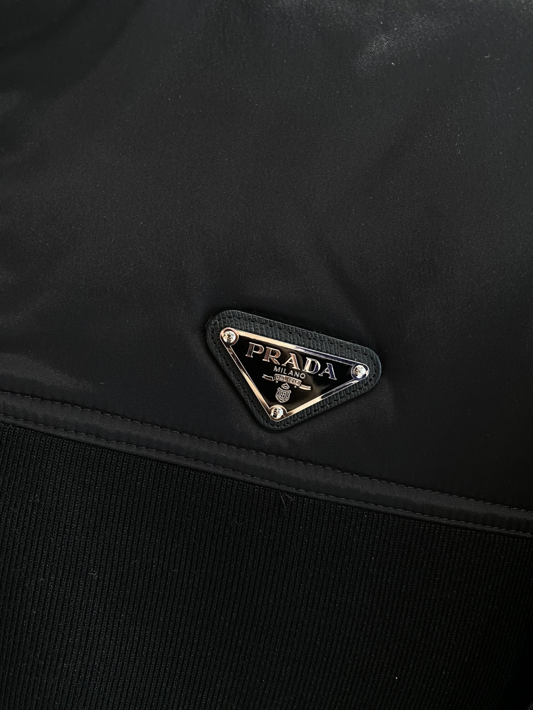 《𝙉𝙚𝙬🤍🖤普家》独家专供秋冬新款羽绒服。贸易公司渠道稀出，降温天气必备的保暖单品，不论是日常还是户外运