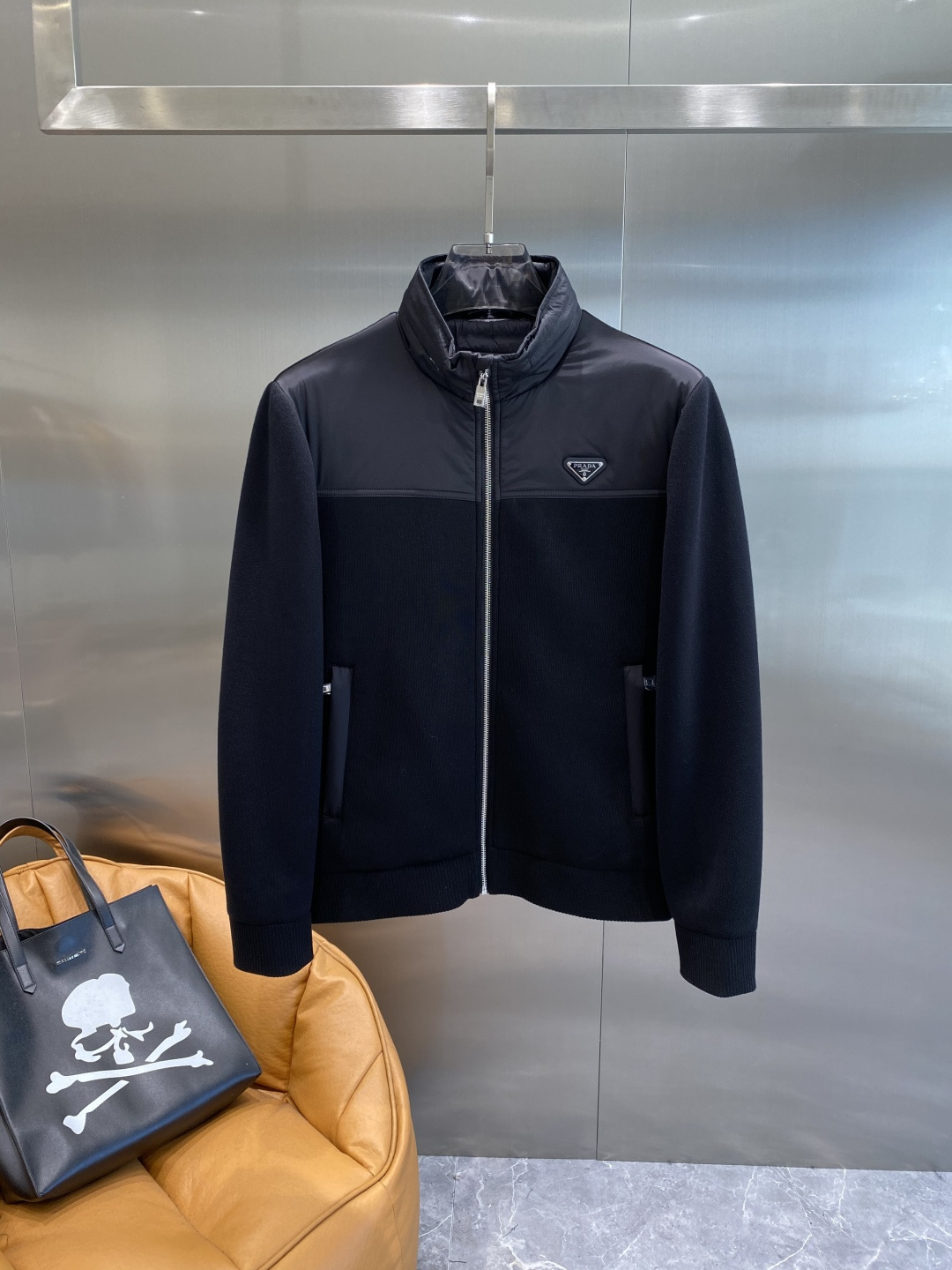 《𝙉𝙚𝙬🤍🖤普家》独家专供秋冬新款羽绒服。贸易公司渠道稀出，降温天气必备的保暖单品，不论是日常还是户外运