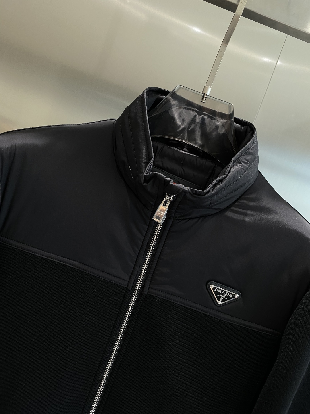 《𝙉𝙚𝙬🤍🖤普家》独家专供秋冬新款羽绒服。贸易公司渠道稀出，降温天气必备的保暖单品，不论是日常还是户外运