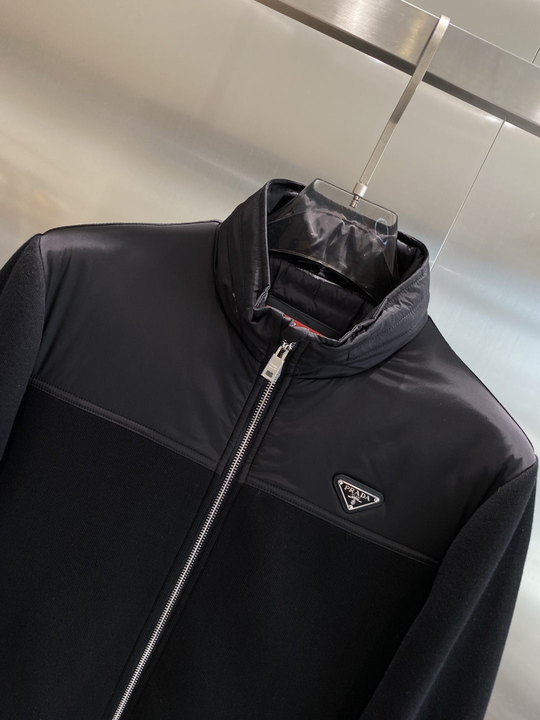 《𝙉𝙚𝙬🤍🖤普家》独家专供秋冬新款羽绒服。贸易公司渠道稀出，降温天气必备的保暖单品，不论是日常还是户外运