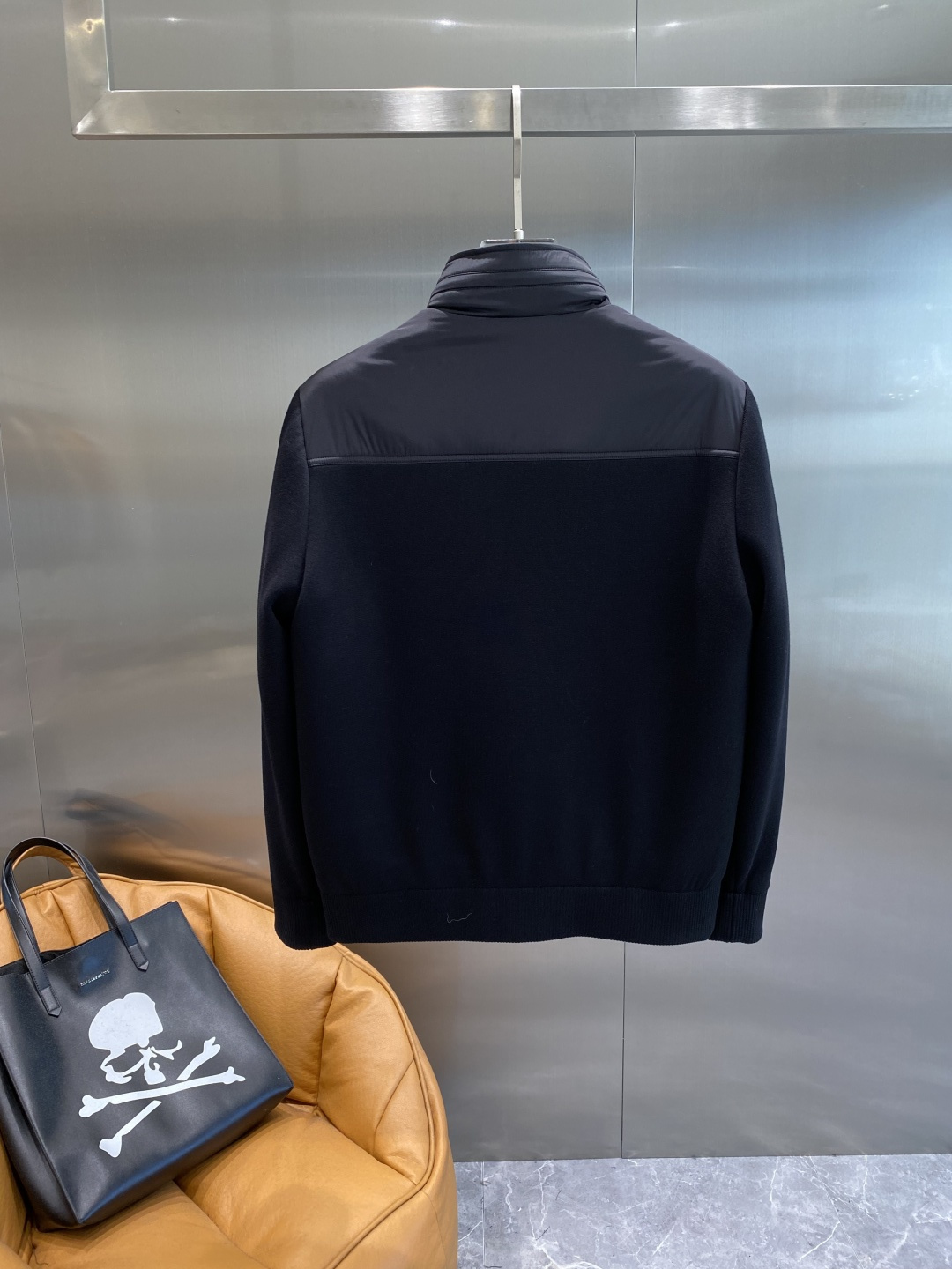 《𝙉𝙚𝙬🤍🖤普家》独家专供秋冬新款羽绒服。贸易公司渠道稀出，降温天气必备的保暖单品，不论是日常还是户外运