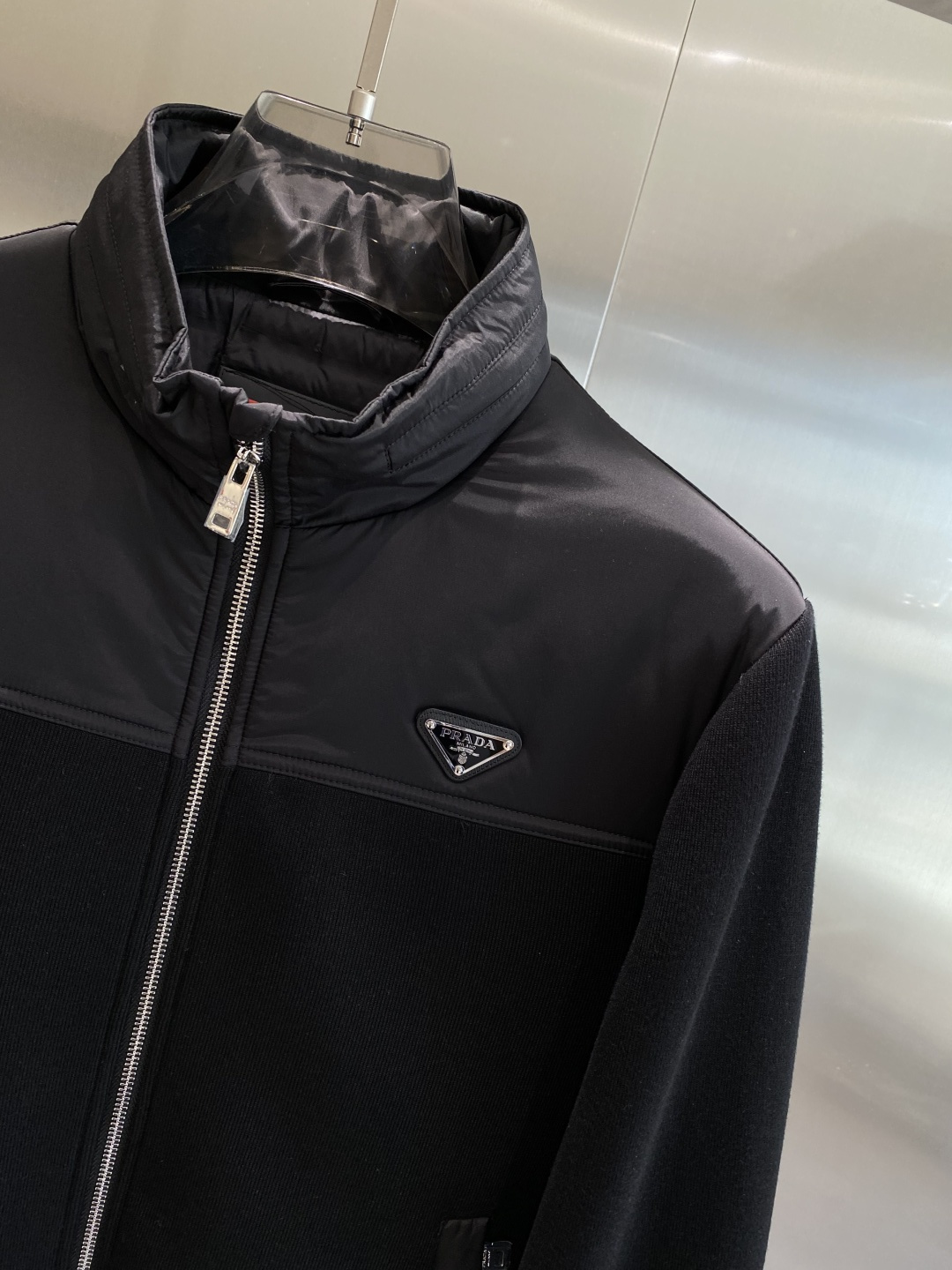 《𝙉𝙚𝙬🤍🖤普家》独家专供秋冬新款羽绒服。贸易公司渠道稀出，降温天气必备的保暖单品，不论是日常还是户外运