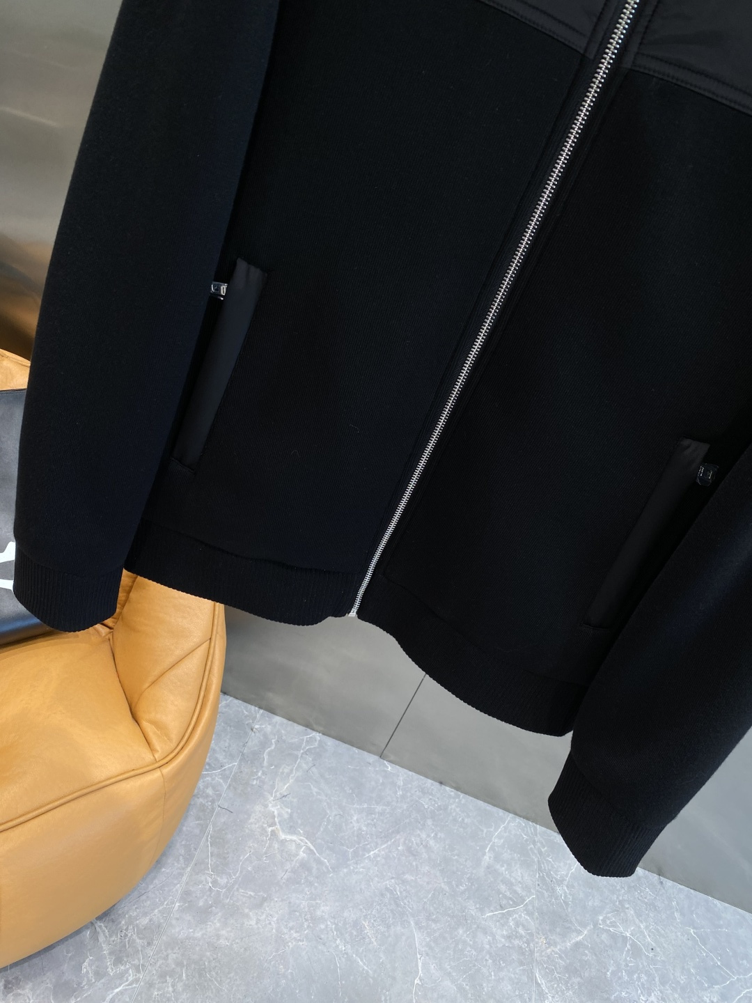 《𝙉𝙚𝙬🤍🖤普家》独家专供秋冬新款羽绒服。贸易公司渠道稀出，降温天气必备的保暖单品，不论是日常还是户外运