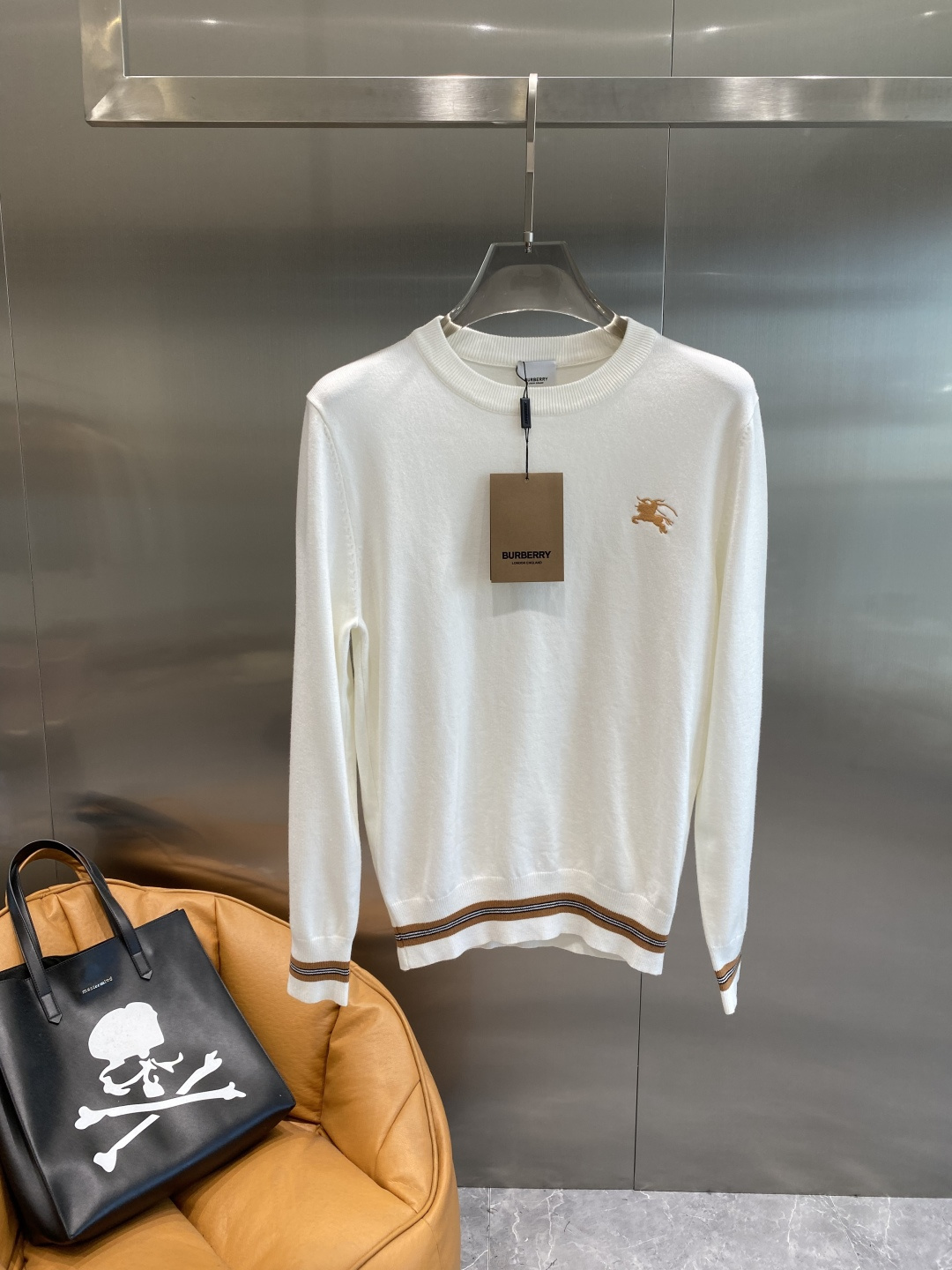 《𝙉𝙚𝙬🤍🖤巴家》2025秋冬新款毛衣 高品质意大利进口面料，高密度针织，时尚百搭毛衣，帅气十足。经典L