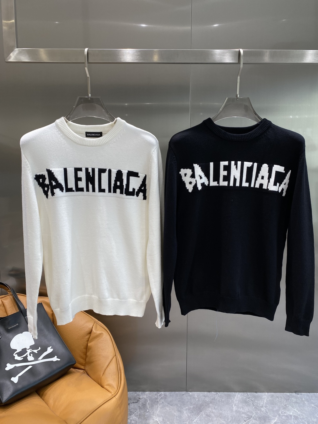 NO:684215,'Paris Home' Autumn and Winter Classic Men's Knitted Long-Sleeved Crew Neck Pullover Sweater. This sweater pays homage to classic patterns. It is carefully made of cotton jersey fabric with details to create a contrasting effect. It is elegant and distinctive and can be paired with jeans. Sizes M-3XL, balenciaga, jeans, sweaters,19860909《巴黎家》 秋冬经典男士针织长袖圆领套头毛衣 这款针织衫向经典图案致敬.采用棉质平纹针织面料精心制作,细节,打造对比鲜明的效果.优雅而富有特色,可搭配牛仔裤.尺码M-3XL隔天,,balenciaga,jeans,sweaters,,Men's clothing