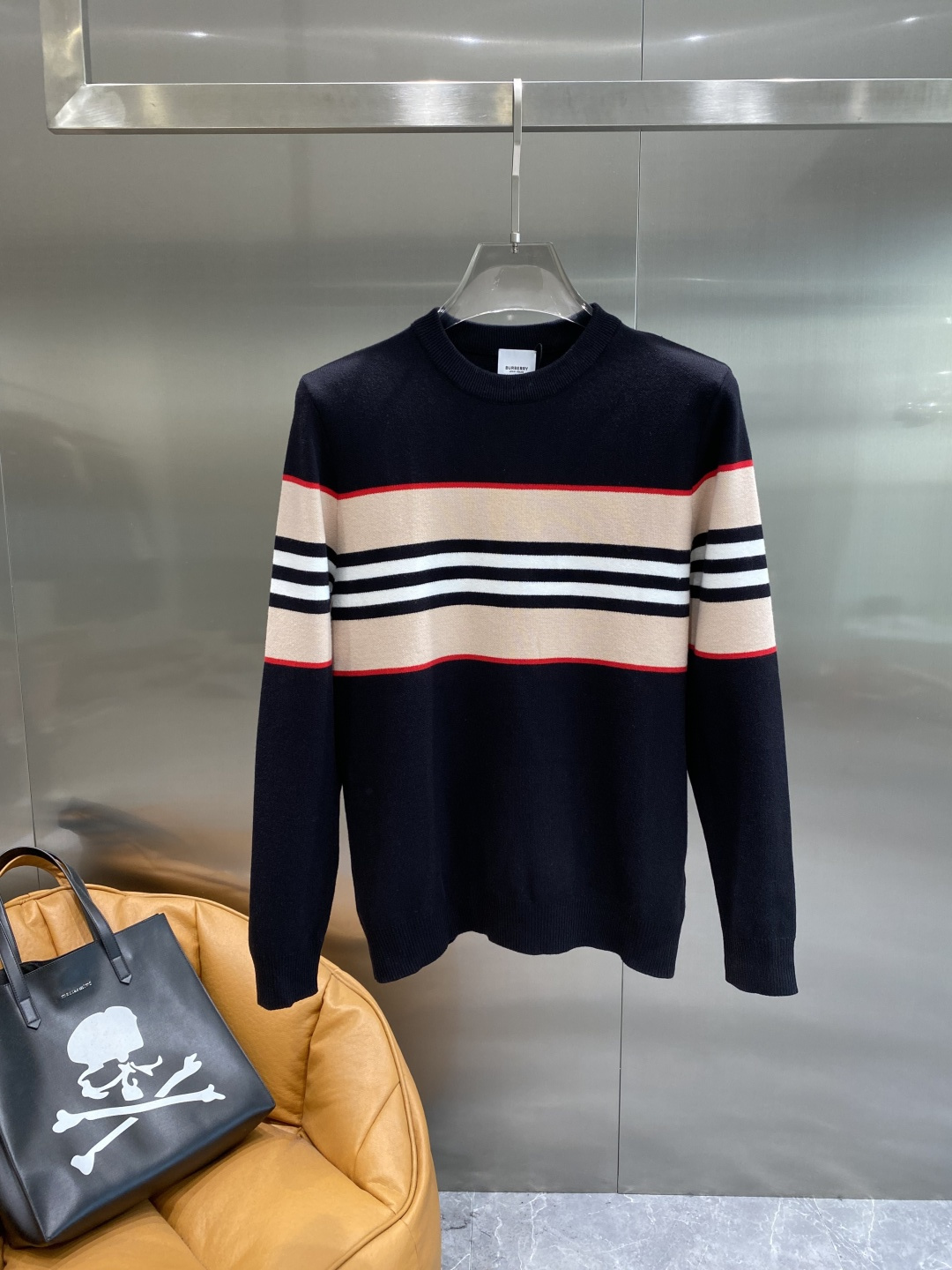 NO:684218,'Bajia' Autumn and winter classic men's knitted long-sleeved round neck pullover sweater. This sweater pays tribute to classic patterns. It is carefully made of cotton jersey fabric with details to create a contrasting effect. Elegant and distinctive, it can be paired with jeans. Sizes M-3XL, burberry, jeans, sweaters,19860909《巴家》 秋冬经典男士针织长袖圆领套头毛衣 这款针织衫向经典图案致敬.采用棉质平纹针织面料精心制作,细节,打造对比鲜明的效果.优雅而富有特色,可搭配牛仔裤.尺码M-3XL隔天,,burberry,jeans,sweaters,,Men's clothing