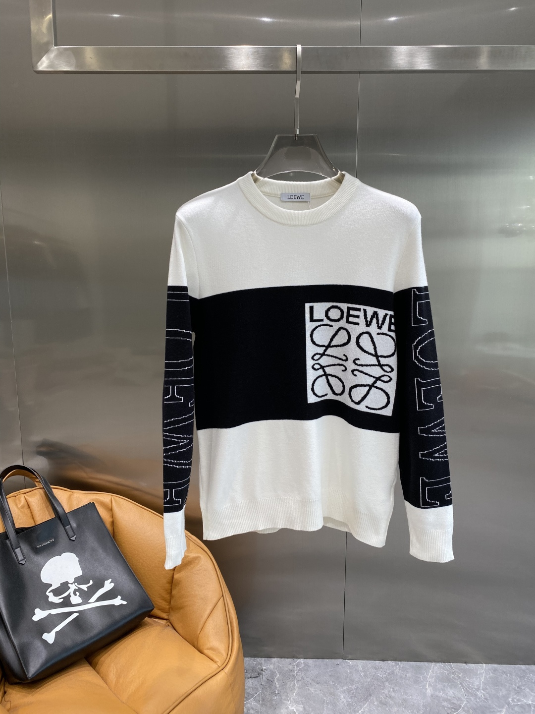 NO:649422,'Luojia' 2025 new autumn and winter sweaters. High-quality Italian imported fabrics, high-density knitting, fashionable and versatile sweaters, and very handsome. The classic logo is more durable and less likely to deform. The counter version can be easily held in various styles. The sought-after fashionable style has become popular all over the world!  Size M-3XL next day,,loewe,sweaters,alexander wang19860909《罗家》 2025秋冬新款毛衣 高品质意大利进口面料,高密度针织,时尚百搭毛衣,帅气十足.经典Logo标志 更耐穿更加不易变形,专柜版型,各种风格都能轻松Hold住,追捧的经时尚款 已经风靡全球！码数M-3XL隔天,,loewe,sweaters,alexander wang,Men's clothing