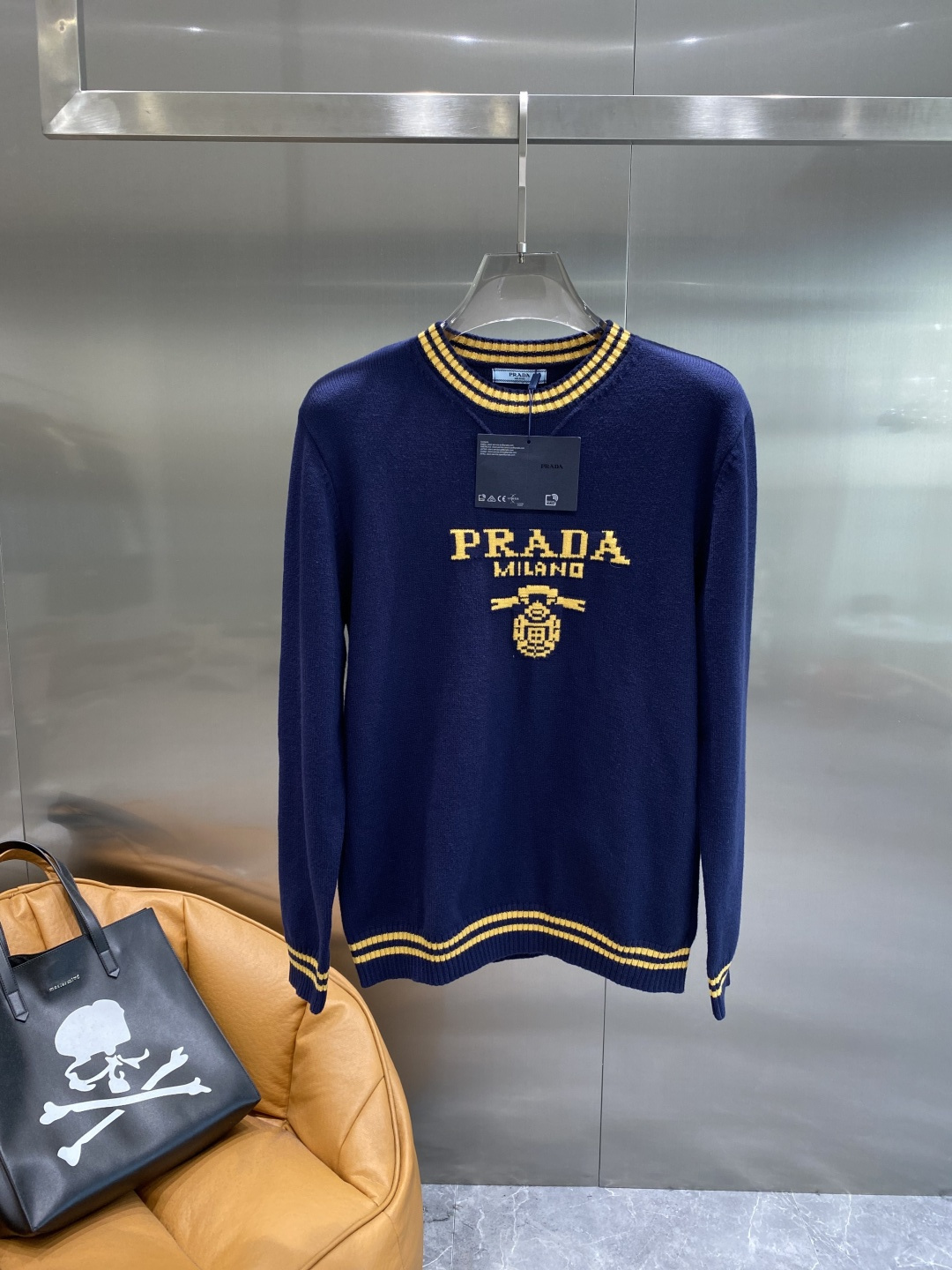 NO:684225,'Pu Jia' 2025 new autumn and winter sweaters are made of high-quality Italian imported fabrics, high-density knitting, fashionable and versatile sweaters, and very handsome. The classic logo is more durable and less likely to deform. The counter version can be easily held in various styles. The sought-after fashionable style has become popular all over the world!  Size M-3XL next day, prada, sweaters,19860909《普家》 2025秋冬新款毛衣 高品质意大利进口面料,高密度针织,时尚百搭毛衣,帅气十足.经典Logo标志 更耐穿更加不易变形,专柜版型,各种风格都能轻松Hold住,追捧的经时尚款 已经风靡全球！码数M-3XL隔天,,prada,sweaters,,Men's clothing