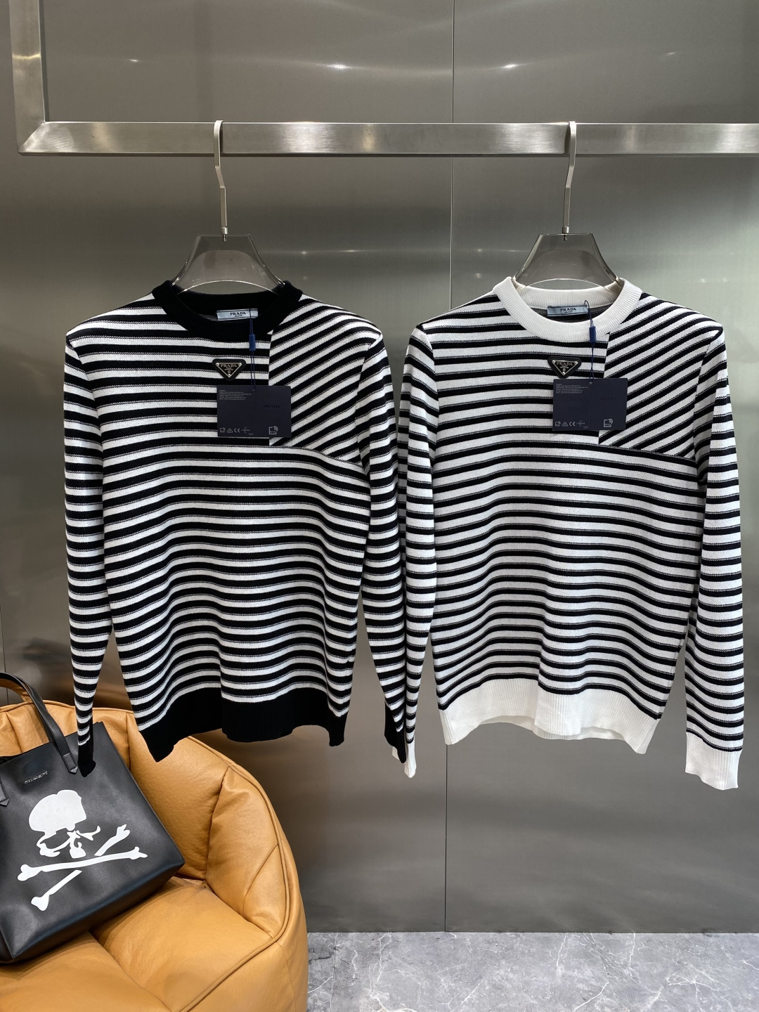 NO:684247,'Pu Jia' 2025 new autumn and winter sweaters are made of high-quality Italian imported fabrics, high-density knitting, fashionable and versatile sweaters, and very handsome. The classic logo is more durable and less likely to deform. The counter version can be easily held in various styles. The sought-after fashionable style has become popular all over the world!  Size M-3XL next day, prada, sweaters,19860909《普家》 2025秋冬新款毛衣 高品质意大利进口面料,高密度针织,时尚百搭毛衣,帅气十足.经典Logo标志 更耐穿更加不易变形,专柜版型,各种风格都能轻松Hold住,追捧的经时尚款 已经风靡全球！码数M-3XL隔天,,prada,sweaters,,Men's clothing