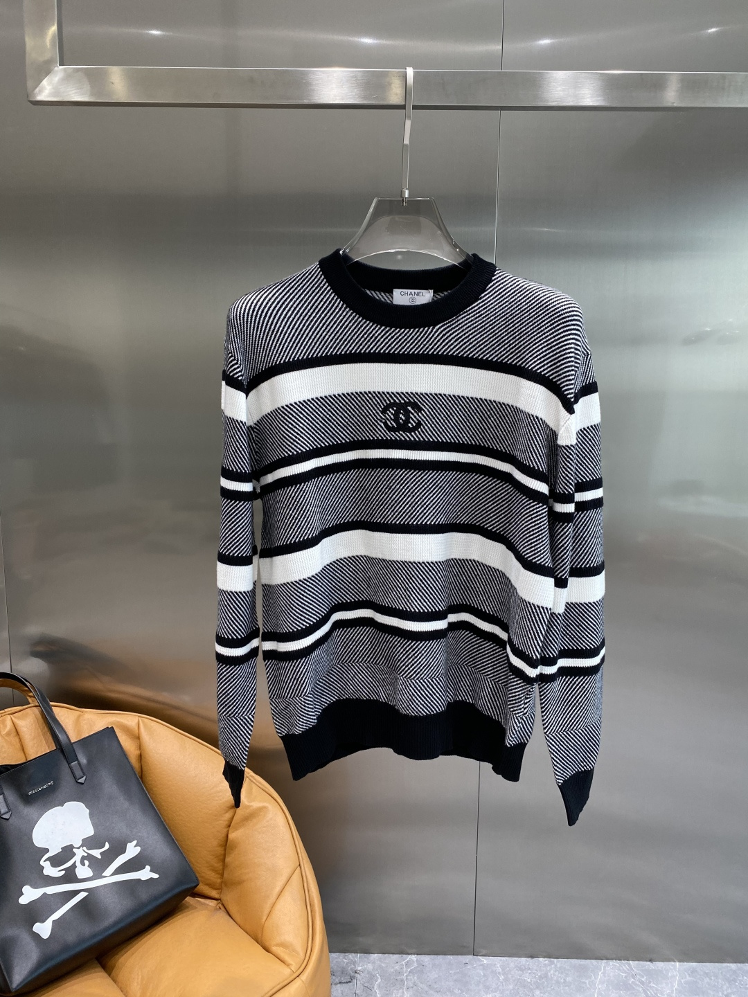 NO:684232,'Xiangjia' 2025 official website latest autumn and winter sweaters, popular models are on sale at the same time at the counter!  Specially made of wool blended fabric. It feels comfortable. It can be directly in contact with the skin. The logo badge is exquisite and extremely eye-catching!  The details highlight the fashionable charm of big brands. Exquisite workmanship. Three-dimensional cutting style. The wearing effect is invincible and handsome!  All three standards are complete!  Size M-3XL next day,,chanel,sweaters,19860909《香家》 2025官网秋冬季最新毛衣,专柜同步在售爆款！特供羊毛混纺面料.手感舒适.可直接接触皮肤,logo徽章精致标志,极为抢眼！细节凸显大牌时尚魅力.精致做工.立体裁剪风格.穿着效果无敌帅气！三标齐全！码数M-3XL隔天,,chanel,sweaters,,Men's clothing