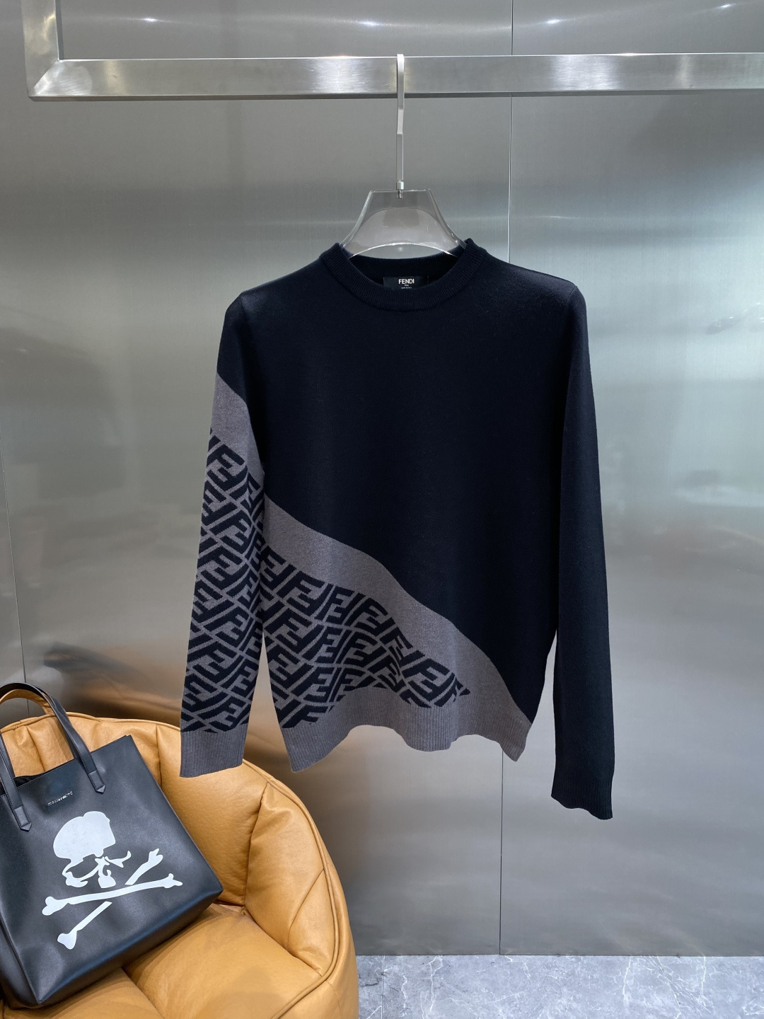 NO:684236,'Fenjia' 2025 official website latest autumn and winter sweaters, popular models are on sale at the same time at the counter!  Specially made of wool blended fabric. It feels comfortable. It can be directly in contact with the skin. The logo badge is exquisite and extremely eye-catching!  The details highlight the fashionable charm of big brands. Exquisite workmanship. Three-dimensional cutting style. The wearing effect is invincible and handsome!  All three standards are complete!  Size M-3XL next day,,fendi,sweaters,19860909《芬家》 2025官网秋冬季最新毛衣,专柜同步在售爆款！特供羊毛混纺面料.手感舒适.可直接接触皮肤,logo徽章精致标志,极为抢眼！细节凸显大牌时尚魅力.精致做工.立体裁剪风格.穿着效果无敌帅气！三标齐全！码数M-3XL隔天,,fendi,sweaters,,Men's clothing