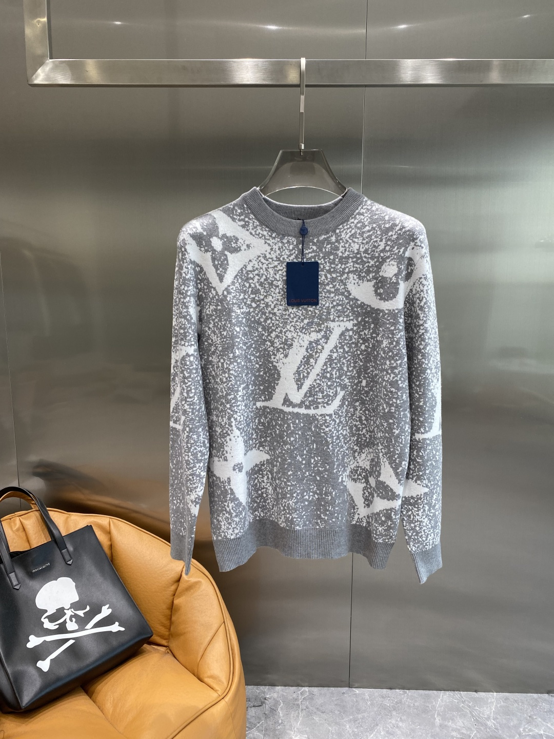 NO:684208,'Donkey Family' Autumn and winter classic men's knitted long-sleeved round neck pullover sweater. This sweater pays homage to classic patterns. It is carefully made of cotton jersey fabric with details to create a contrasting effect. It is elegant and distinctive and can be paired with jeans. Sizes M-3XL next day,, louis vuitton, louis vuitton, jeans, sweaters,19860909《驴家》 秋冬经典男士针织长袖圆领套头毛衣 这款针织衫向经典图案致敬.采用棉质平纹针织面料精心制作,细节,打造对比鲜明的效果.优雅而富有特色,可搭配牛仔裤.尺码M-3XL隔天,,louis vuitton,louis vuitton,jeans,sweaters,,Men's clothing