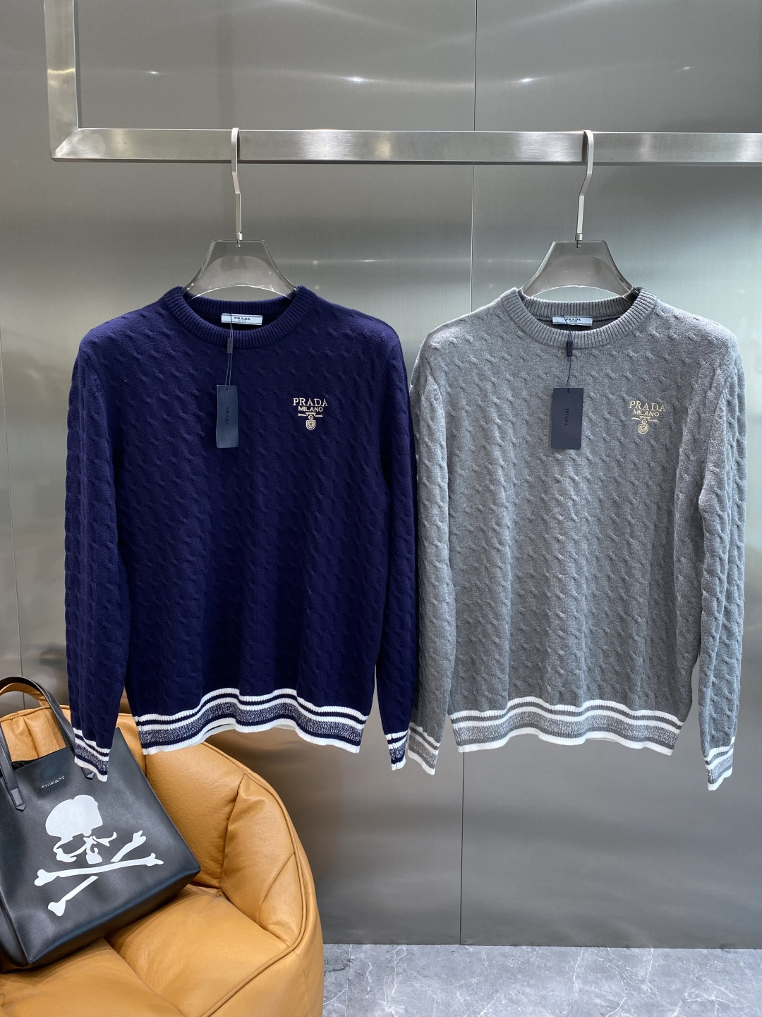 NO:684206,'Pujia' Autumn and winter classic men's knitted long-sleeved round neck pullover sweater. This sweater pays tribute to classic patterns. It is carefully made of cotton jersey fabric with details to create a contrasting effect. It is elegant and distinctive and can be paired with jeans. Sizes M-3XL, prada, jeans, sweaters,19860909《普家》 秋冬经典男士针织长袖圆领套头毛衣 这款针织衫向经典图案致敬.采用棉质平纹针织面料精心制作,细节,打造对比鲜明的效果.优雅而富有特色,可搭配牛仔裤.尺码M-3XL隔天,,prada,jeans,sweaters,,Men's clothing