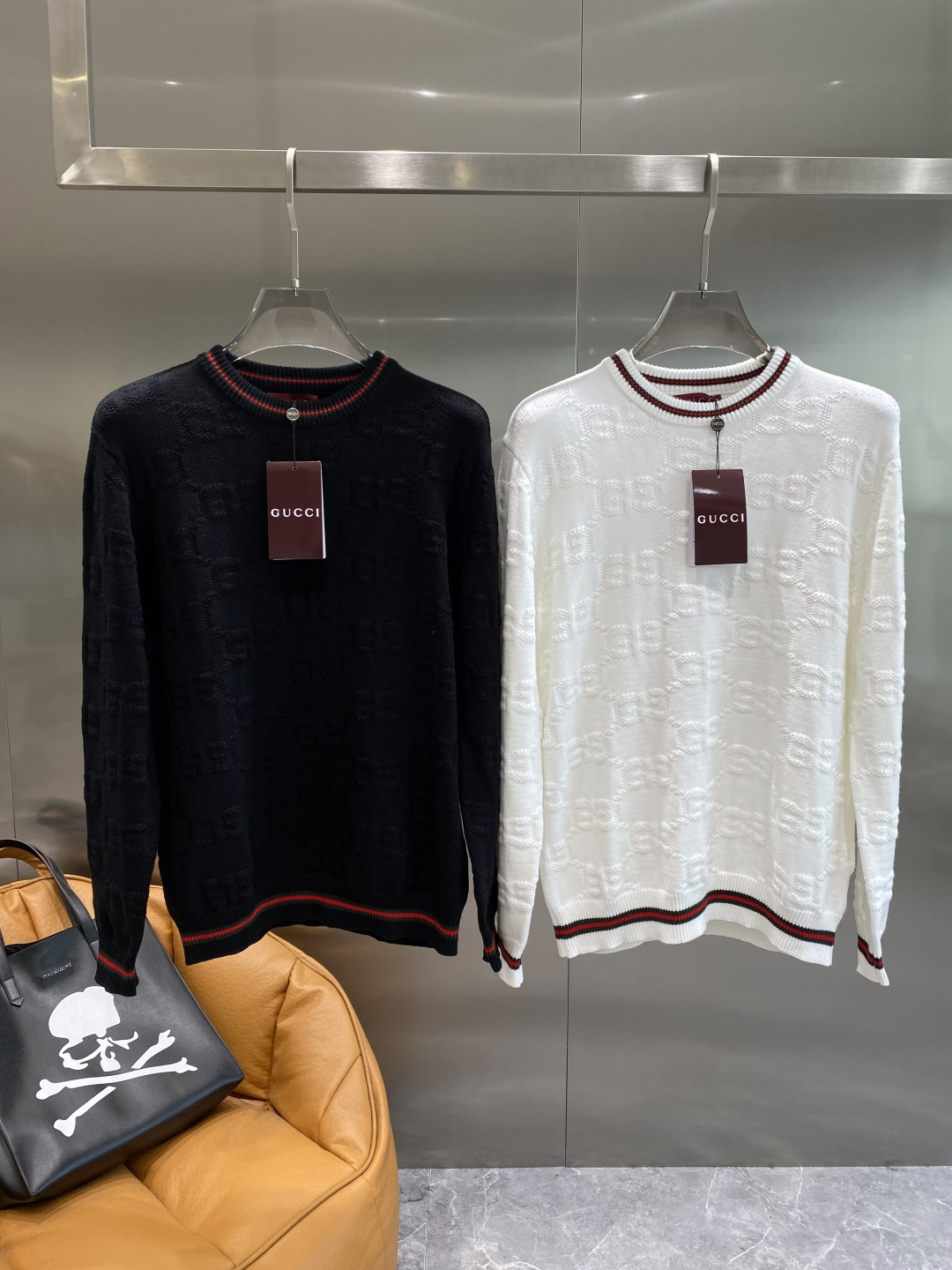 NO:684252,'Gujia' Autumn and winter classic men's knitted long-sleeved round neck pullover sweater. This sweater pays tribute to classic patterns. It is carefully made of cotton jersey fabric with details to create a contrasting effect. It is elegant and distinctive and can be paired with jeans. Sizes M-3XL, gucci, jeans, sweaters,19860909《古家》 秋冬经典男士针织长袖圆领套头毛衣 这款针织衫向经典图案致敬.采用棉质平纹针织面料精心制作,细节,打造对比鲜明的效果.优雅而富有特色,可搭配牛仔裤.尺码M-3XL隔天,,gucci,jeans,sweaters,,Men's clothing