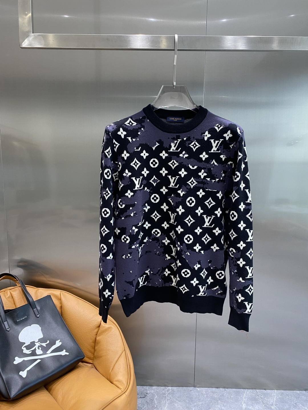 NO:684196,'Donkey Family' 2025 new autumn and winter sweaters. High-quality Italian imported fabrics, high-density knitting, fashionable and versatile sweaters, and very handsome. The classic logo is more durable and less likely to deform. The counter version can be easily held in various styles. The sought-after classic fashion style has become popular all over the world!  Size M-3XL next day,,louis vuitton,louis vuitton,sweaters,19860909《驴家》 2025秋冬新款毛衣 高品质意大利进口面料,高密度针织,时尚百搭毛衣,帅气十足.经典Logo标志 更耐穿更加不易变形,专柜版型,各种风格都能轻松Hold住,追捧的经典时尚款 已经风靡全球！码数M-3XL隔天,,louis vuitton,louis vuitton,sweaters,,Men's clothing