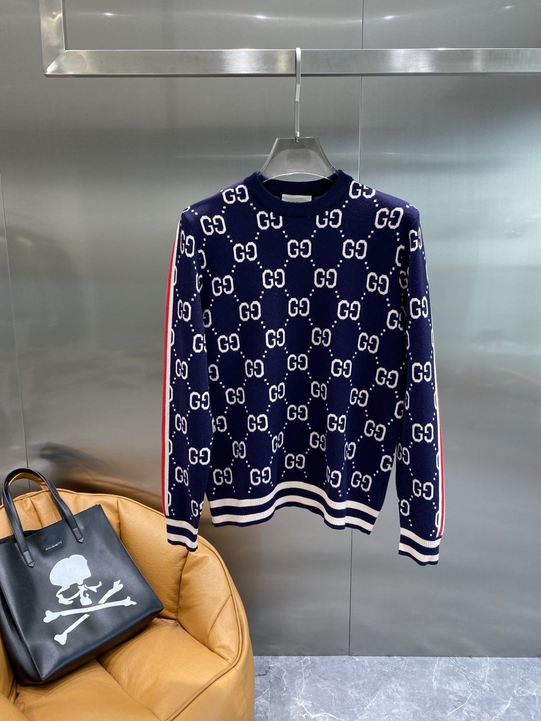 NO:684235,'Gujia' 2025 official website latest autumn and winter sweaters, popular models are on sale at the same time at the counter!  Specially made of wool blended fabric. It feels comfortable. It can be directly in contact with the skin. The logo badge is exquisite and extremely eye-catching!  The details highlight the fashionable charm of big brands. Exquisite workmanship. Three-dimensional cutting style. The wearing effect is invincible and handsome!  All three standards are complete!  Size M-3XL next day,,gucci,sweaters,19860909《古家》 2025官网秋冬季最新毛衣,专柜同步在售爆款！特供羊毛混纺面料.手感舒适.可直接接触皮肤,logo徽章精致标志,极为抢眼！细节凸显大牌时尚魅力.精致做工.立体裁剪风格.穿着效果无敌帅气！三标齐全！码数M-3XL隔天,,gucci,sweaters,,Men's clothing