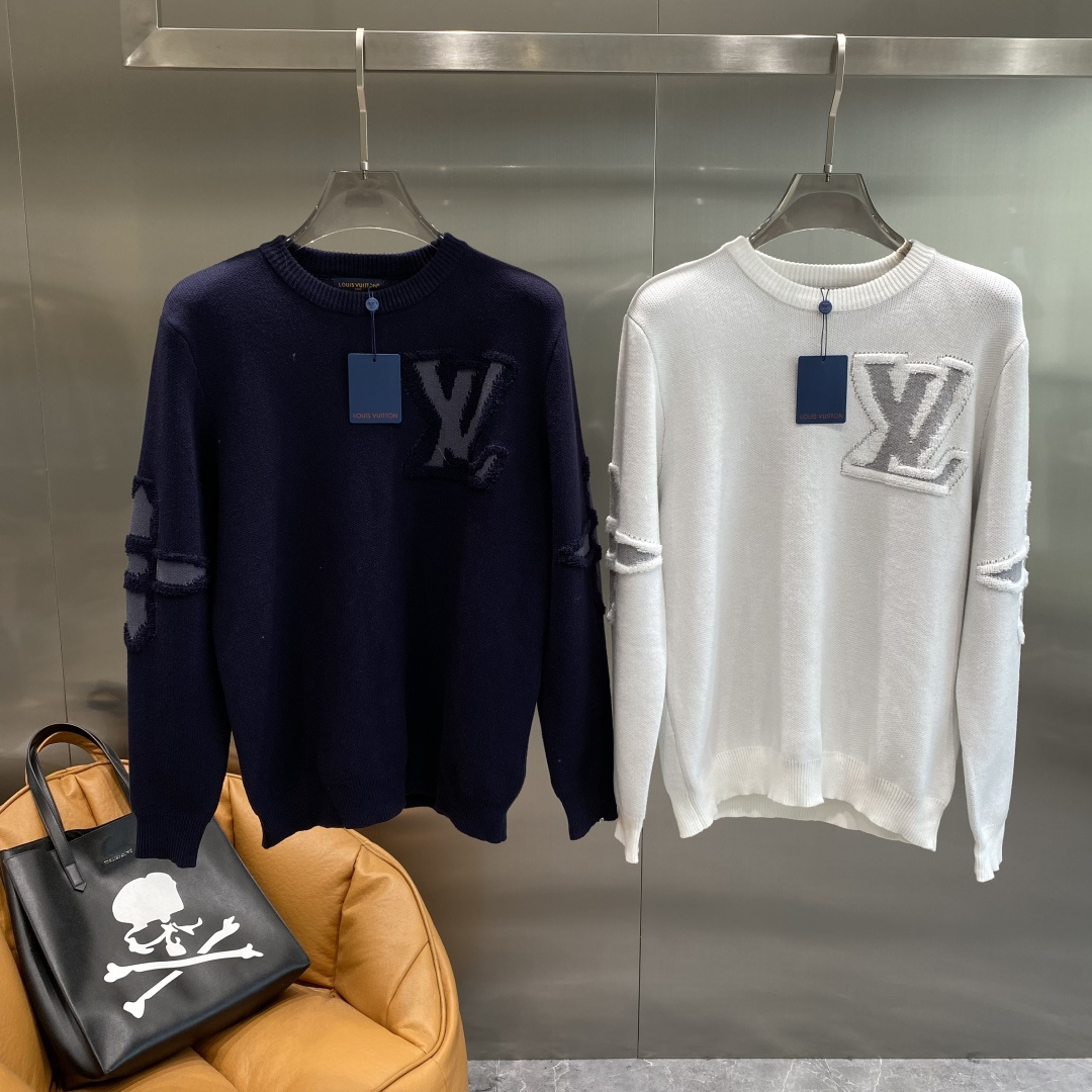 NO:684257,'Donkey Family' 2025 official website's latest autumn and winter sweaters are on sale at the counter at the same time!  Specially made of wool blended fabric. It feels comfortable. It can be directly in contact with the skin. The logo badge is exquisite and extremely eye-catching!  The details highlight the fashionable charm of big brands. Exquisite workmanship. Three-dimensional cutting style. The wearing effect is invincible and handsome!  All three standards are complete!  Size M-3XL next day,,louis vuitton,louis vuitton,sweaters,19860909《驴家》 2025官网秋冬季最新毛衣,专柜同步在售爆款！特供羊毛混纺面料.手感舒适.可直接接触皮肤,logo徽章精致标志,极为抢眼！细节凸显大牌时尚魅力.精致做工.立体裁剪风格.穿着效果无敌帅气！三标齐全！码数M-3XL隔天,,louis vuitton,louis vuitton,sweaters,,Men's clothing