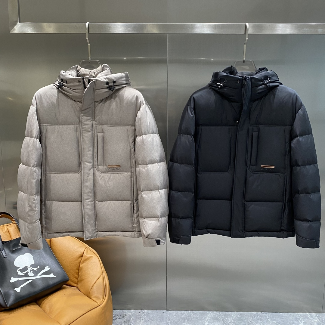 NO:650742,'Jenny's Home' 2025 winter latest products, available at counters at the same time, original orders, fashionable and casual down jackets, comfortable for the upper body!  Eye-catching and bright, it uses imported original fabrics, top-level craftsmanship letter pattern logo, and original hardware accessories. It is simple yet fashionable. The upper body is fashionable and handsome. The size is M-3XL. Next day, zegna, down jacket, alexander wang19860909《杰尼家》 2025冬季最新品,专柜同步有售,原单狠货,时尚休闲羽绒服,上身舒适！吸睛而有亮点,采用进口原版面料,顶级工艺字母图案logo,原版五金辅料装饰,简单而不失时尚,上身时尚帅气,码数M-3XL隔天,,zegna,down jacket,alexander wang,Men's clothing