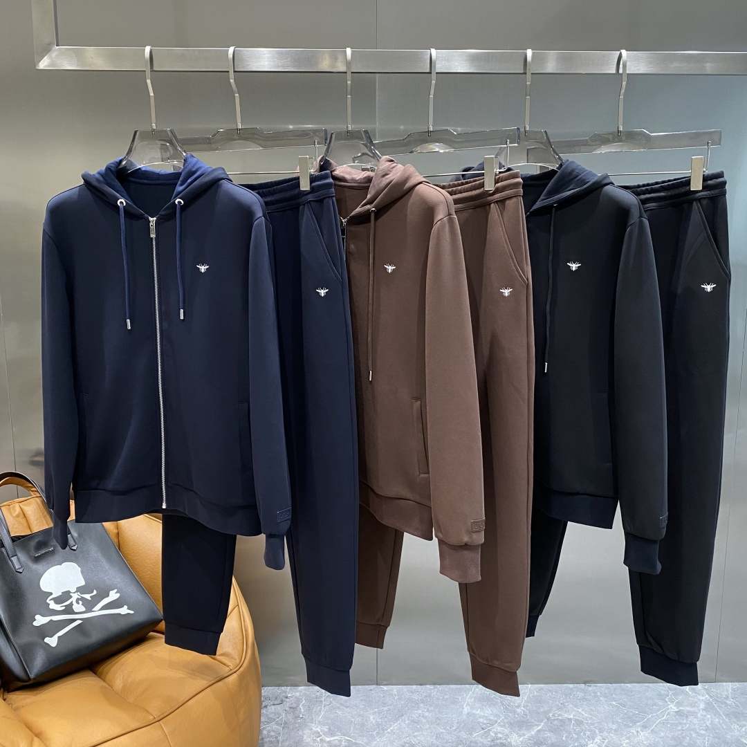 NO:650702,'Dijia' 2025 autumn and winter latest suit - available at the same time, original casual fashion suit, the upper body is very unique!  Eye-catching and bright, imported high density, comfortable to the touch, the surface has a warm luster, skin-friendly and breathable, simple yet fashionable, extremely high-grade, the upper body is so handsome, highly recommended, size M-3XL next day, dior, alexander wang19860909《迪家》 2025秋冬最新品套装-同步有售,原单狠货休闲时尚套装,上身很有特点！吸睛而有亮点,进口 密度高,手感舒适,表面有着温润的光泽,亲肤透气,简单而不失时尚,档次极高,上身帅到爆,极力推荐,码数M-3XL隔天,,dior,alexander wang,Men's clothing