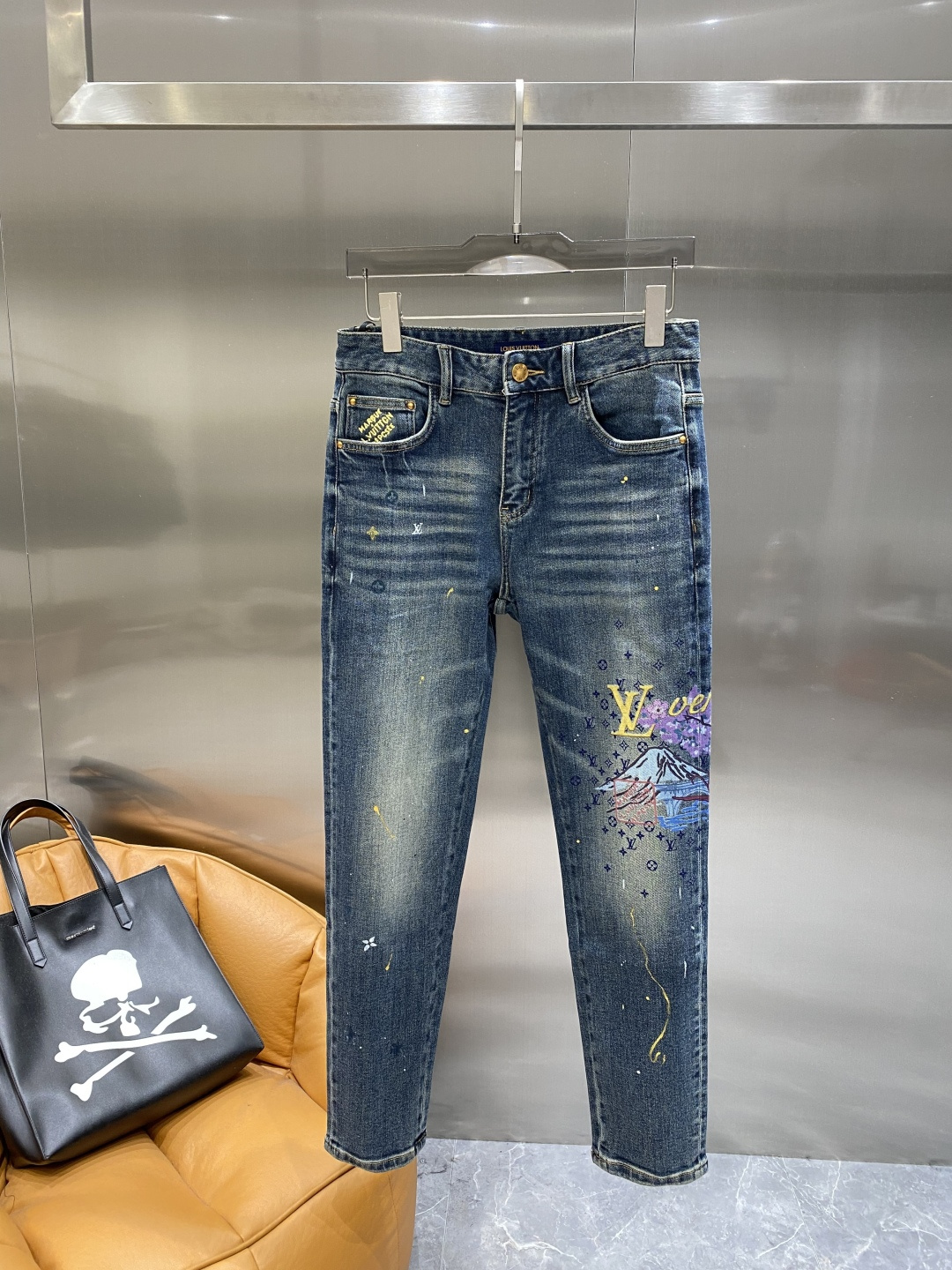 NO:650678,'Donkey Family' 2025ss new original hot-selling jeans, super customized, original hardware, super heavy craftsmanship, awesome style, impeccable details and workmanship!  The style is not picky, the workmanship is high-end, and the best products are not waiting for anyone. If you like it, hurry up and get it. Sizes 29-36 will be available the next day. , louis vuitton, louis vuitton, jeans, alexander wang19860909《驴家》 2025ss新款原单爆款牛仔裤 超级定制款 原版五金 超级重工工艺 版型超赞,细节做工无可挑剔！款式不挑人,做工高档,超强好货不等人,看中赶紧下手,尺码29-36隔天,,louis vuitton,louis vuitton,jeans,alexander wang,Men's clothing