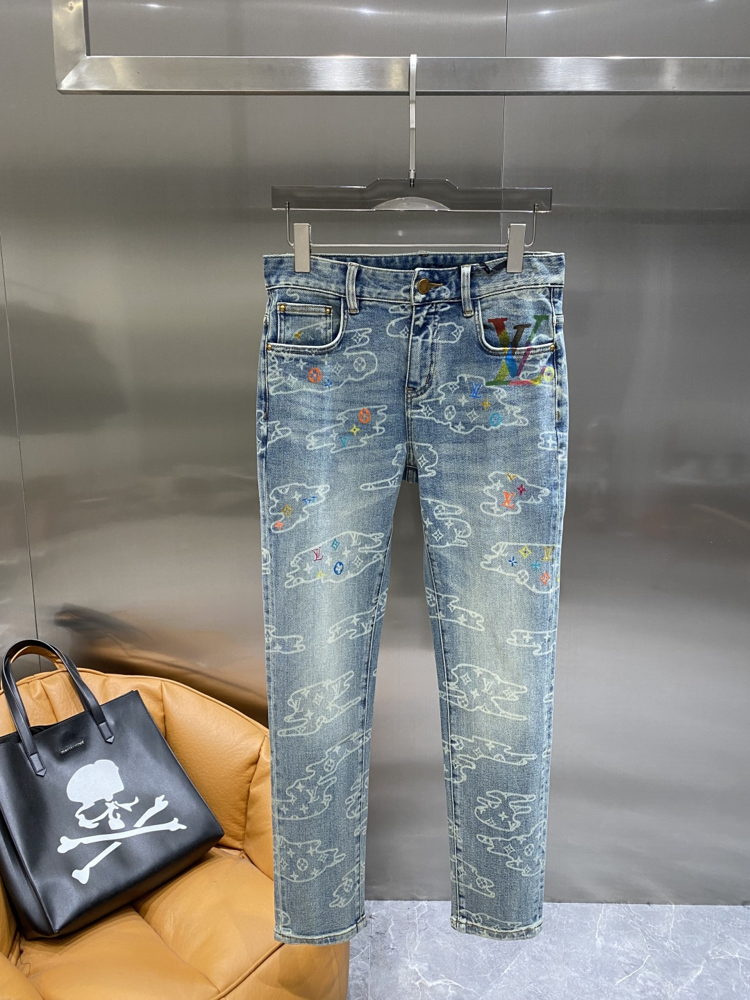 NO:650644,'Donkey Family' 2025ss new original hot-selling jeans, super customized, original hardware, super heavy craftsmanship, awesome style, impeccable details and workmanship!  The style is not picky, the workmanship is high-end, and the best products are not waiting for anyone. If you like it, hurry up and get it. Sizes 29-36 will be available the next day. , louis vuitton, louis vuitton, jeans, alexander wang19860909《驴家》 2025ss新款原单爆款牛仔裤 超级定制款 原版五金 超级重工工艺 版型超赞,细节做工无可挑剔！款式不挑人,做工高档,超强好货不等人,看中赶紧下手,尺码29-36隔天,,louis vuitton,louis vuitton,jeans,alexander wang,Men's clothing