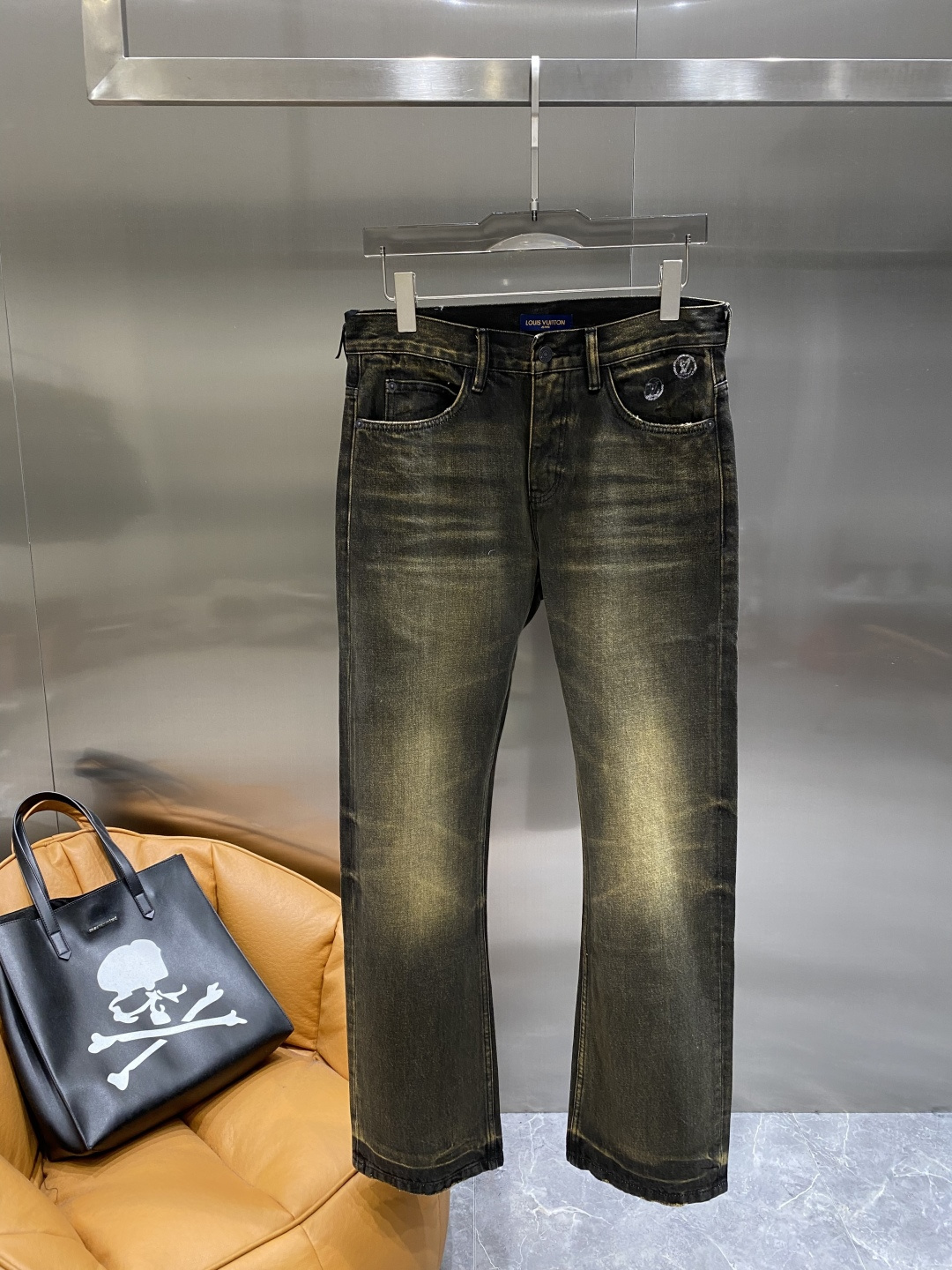 NO:650686,'Donkey Family' 2025 latest jeans, best-selling counters, shared taste and value, very comfortable to wear, low-key yet luxurious, very classy to wear, and the trousers style and cut are needless to say. The upper body is exquisite and vivid. Really first-class and top-quality materials. Really top-level casual pants, using Turkish cotton. The most famous denim fabric is produced. The quality is outstanding. After heavy washing, the pants are very soft. The straight-leg version is not picky. The upper body is absolutely stylish.  Extremely luxurious!  Size S-XXL next day,,louis vuitton,louis vuitton,jeans,alexander wang19860909《驴家》 2025最新品牛仔裤 专柜热销款 品味与价值共享 身穿着非常舒适 低调不失奢华 穿出去非常有档次,裤型款式和裁剪亦无需多言 上身精致跃然.真正一等一顶级质料 真正殿堂级的休闲裤,选用土耳其的棉花 生产出最有名的单宁布 品质卓然 经过重水洗使得裤子很柔软 直脚的版型 不挑人 上身绝对的有型 极度奢华！码数S-XXL隔天,,louis vuitton,louis vuitton,jeans,alexander wang,Men's clothing