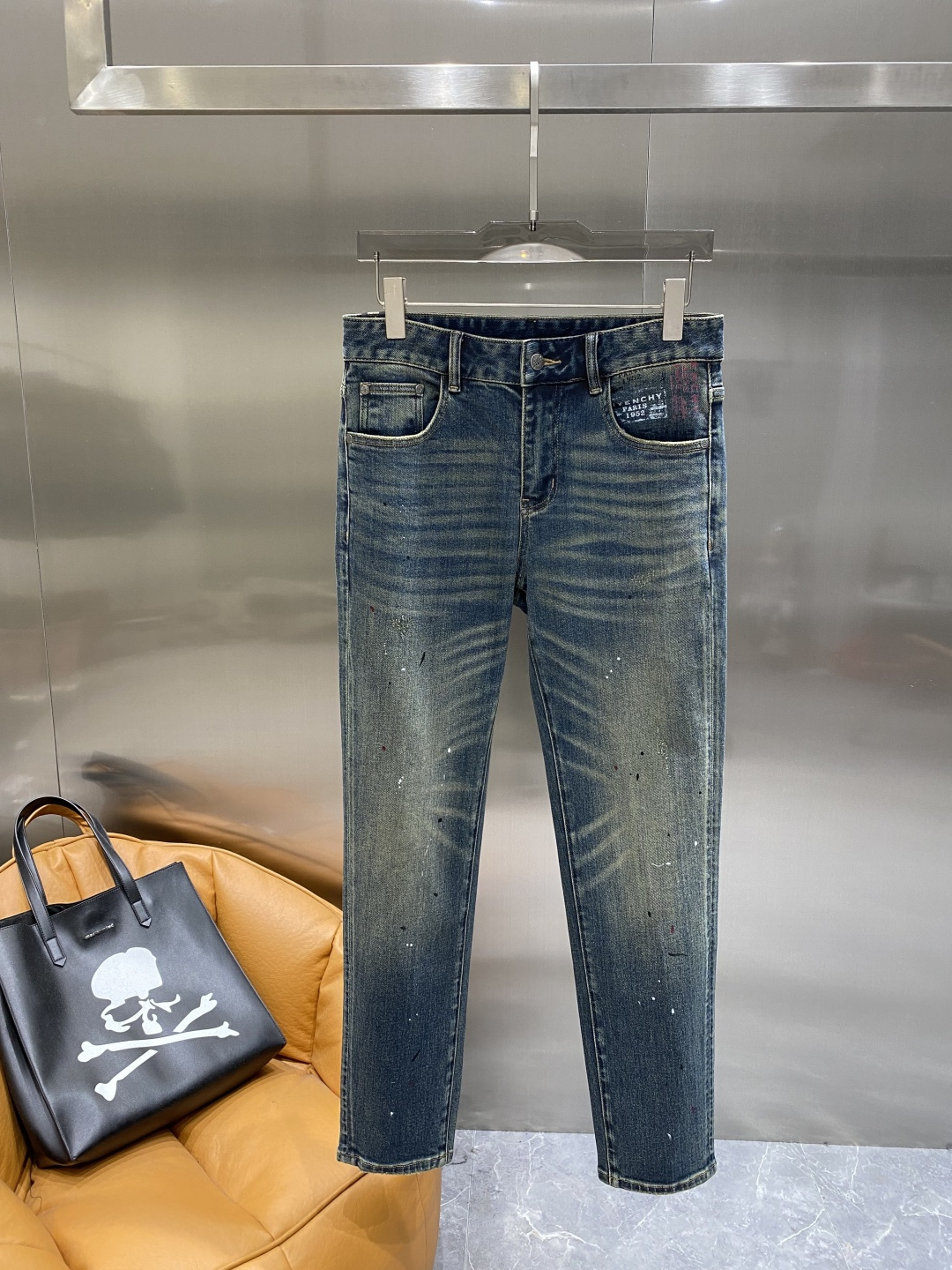 NO:650665,'Jijia' 2025ss new original hot-selling jeans, super customized, original hardware, super heavy craftsmanship, awesome style, impeccable details and workmanship!  The style is not picky, the workmanship is high-end, and the best quality goods are waiting for no one. If you like it, hurry up and get it. Sizes 29-36 will be available the next day. Jeans, alexander wang19860909《纪家》 2025ss新款原单爆款牛仔裤 超级定制款 原版五金 超级重工工艺 版型超赞,细节做工无可挑剔！款式不挑人,做工高档,超强好货不等人,看中赶紧下手,尺码29-36隔天,,jeans,alexander wang,Men's clothing