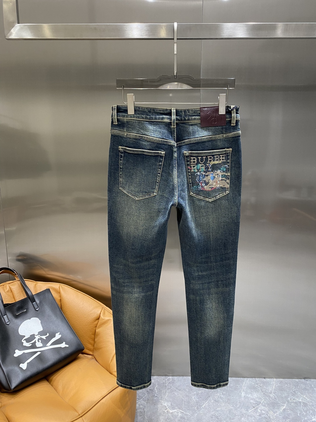 NO:650658,'Bajia' 2025ss new original hot-selling jeans, super customized, original hardware, super heavy craftsmanship, awesome style, impeccable details and workmanship!  The styles are not picky, the workmanship is high-end, and the best products are not waiting for anyone. If you like it, hurry up and get it. Sizes 29-36 will be available the next day, burberry, jeans, alexander wang19860909《巴家》 2025ss新款原单爆款牛仔裤 超级定制款 原版五金 超级重工工艺 版型超赞,细节做工无可挑剔！款式不挑人,做工高档,超强好货不等人,看中赶紧下手,尺码29-36隔天,,burberry,jeans,alexander wang,Men's clothing