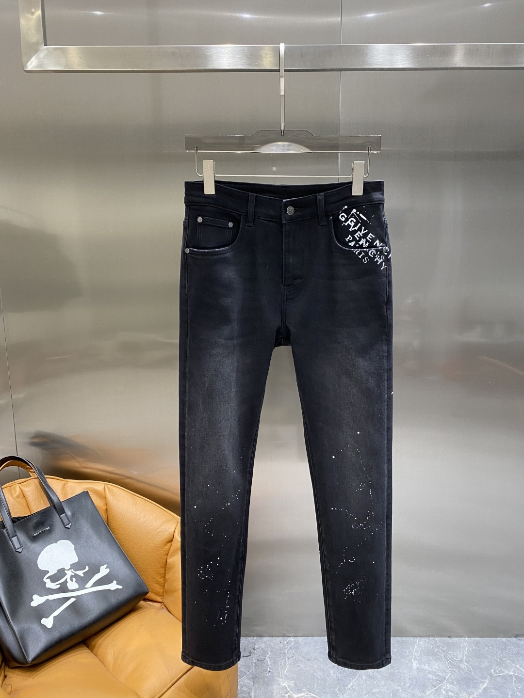 NO:650637,'Givenjia' 2025ss new original hot-selling jeans, super customized, original hardware, super heavy craftsmanship, awesome style, impeccable details and workmanship!  The style is not picky, the workmanship is high-end, and the best quality products are waiting for no one. If you like it, hurry up and get it. Sizes 29-36 will be available the next day.,givenchy,jeans,alexander wang19860909《纪梵家》 2025ss新款原单爆款牛仔裤 超级定制款 原版五金 超级重工工艺 版型超赞,细节做工无可挑剔！款式不挑人,做工高档,超强好货不等人,看中赶紧下手,尺码29-36隔天,,givenchy,jeans,alexander wang,Men's clothing