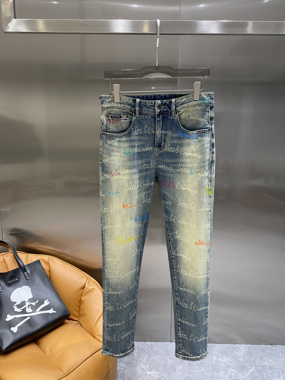 NO:650631,'DG Home' 2025ss new original hot-selling jeans, super customized, original hardware, super heavy craftsmanship, awesome style, impeccable details and workmanship!  The style is not picky, the workmanship is high-end, and the best quality goods are waiting for no one. If you like it, hurry up and get it. Sizes 29-36 will be available the next day, gucci, jeans, alexander wang19860909《DG家》 2025ss新款原单爆款牛仔裤 超级定制款 原版五金 超级重工工艺 版型超赞,细节做工无可挑剔！款式不挑人,做工高档,超强好货不等人,看中赶紧下手,尺码29-36隔天,,gucci,jeans,alexander wang,Men's clothing