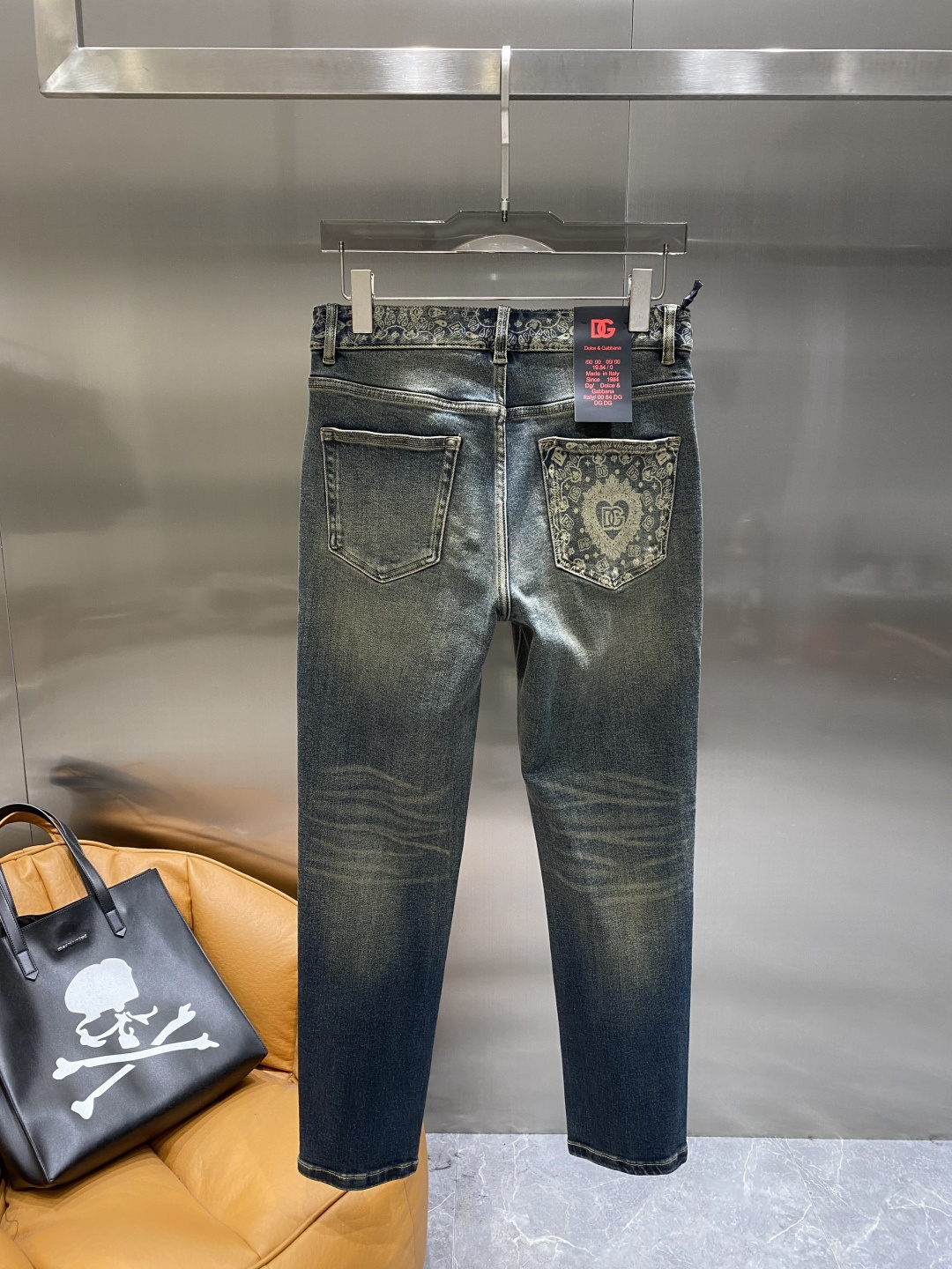 NO:650651,'DG Home' 2025ss new original hot-selling jeans, super customized, original hardware, super heavy craftsmanship, awesome style, impeccable details and workmanship!  The style is not picky, the workmanship is high-end, and the best quality goods are waiting for no one. If you like it, hurry up and get it. Sizes 29-36 will be available the next day, gucci, jeans, alexander wang19860909《DG家》 2025ss新款原单爆款牛仔裤 超级定制款 原版五金 超级重工工艺 版型超赞,细节做工无可挑剔！款式不挑人,做工高档,超强好货不等人,看中赶紧下手,尺码29-36隔天,,gucci,jeans,alexander wang,Men's clothing