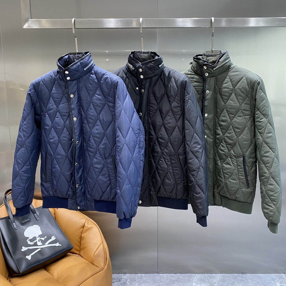 NO:650715,'Bajia' 2025 winter latest products, available at counters at the same time, original orders, fashionable casual cotton clothes and comfortable upper body!  Eye-catching and bright, it uses imported original fabrics, top-level craftsmanship letter pattern logo, and original hardware accessories. It is simple yet fashionable. The upper body is fashionable and handsome. The size is M-3XL. Next day, burberry, alexander wang19860909《巴家》 2025冬季最新品,专柜同步有售,原单狠货,时尚休闲棉服 上身舒适！吸睛而有亮点,采用进口原版面料,顶级工艺字母图案logo,原版五金辅料装饰,简单而不失时尚,上身时尚帅气,码数M-3XL隔天,,burberry,alexander wang,Men's clothing