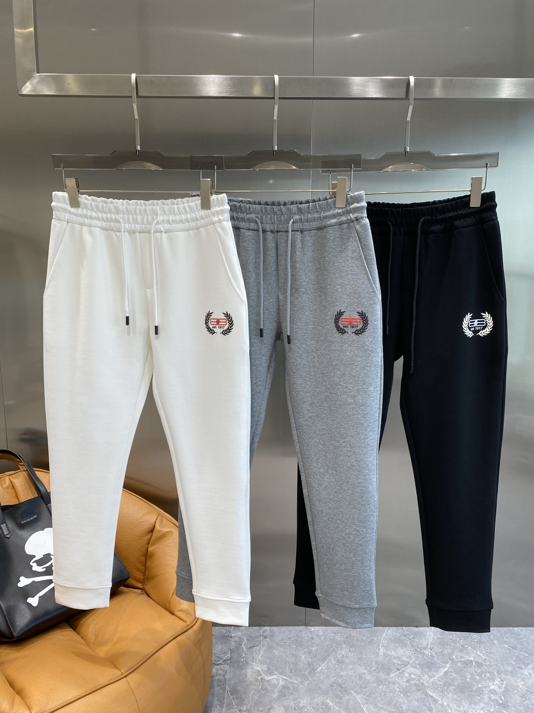 NO:650621,'Paris Home' 2025 new autumn and winter casual pants!  On sale simultaneously on the official website. The brand's classic LOGO casual pants are extremely comfortable and have a strong touch. They are highly recognizable and have perfect appearance and craftsmanship. Sizes M-3XL next day, balenciaga, alexander wang19860909《巴黎家》 2025秋冬新款休闲裤！官网同步发售.品牌经典LOGO休闲裤 ,舒适度极好,手触感强烈.辨识度极高,完美品相工艺. 尺码M-3XL隔天,,balenciaga,alexander wang,Men's clothing