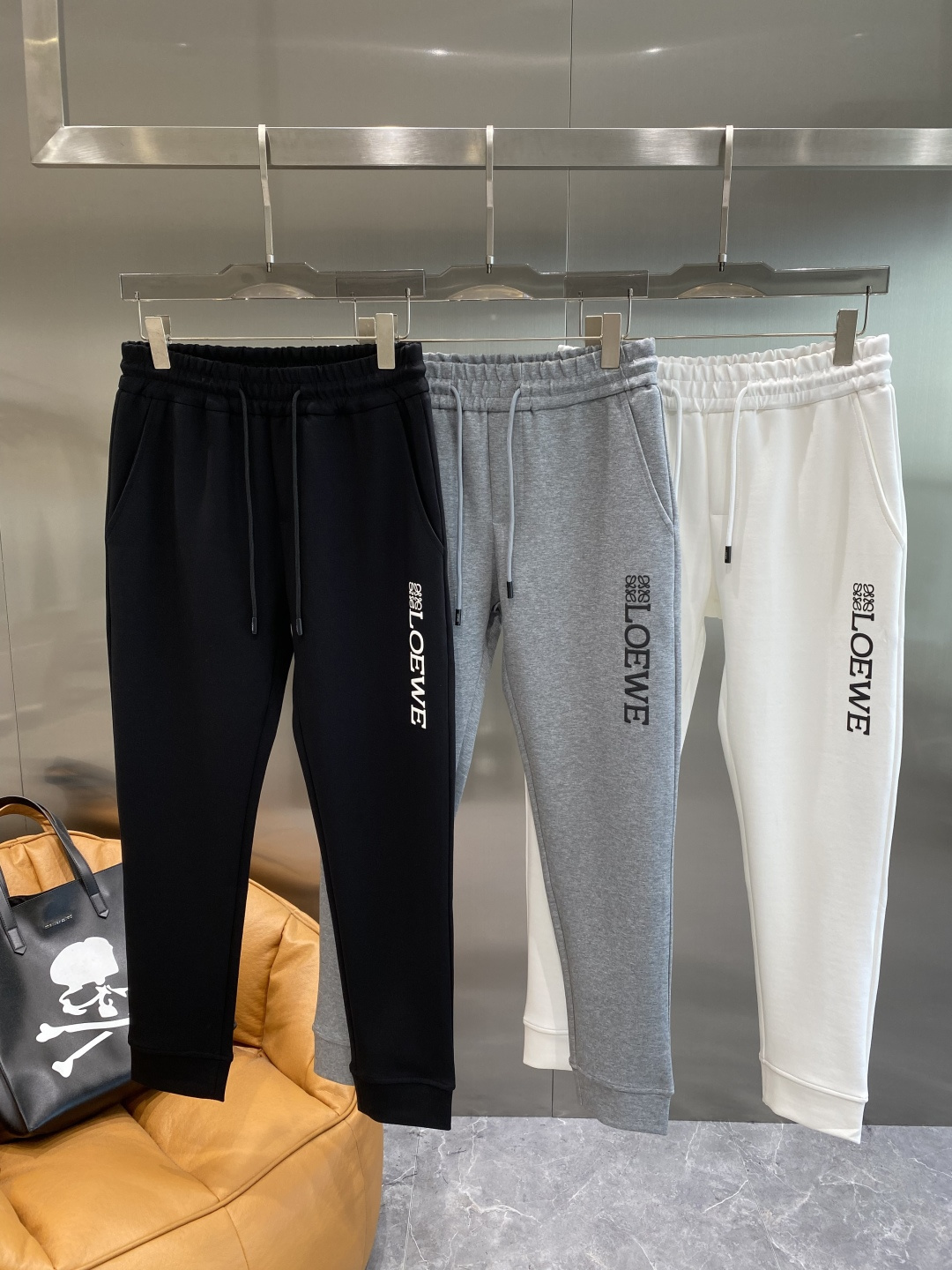 NO:650625,'Luo Family' 2025 new autumn and winter casual pants!  On sale simultaneously on the official website. The brand's classic LOGO casual pants are extremely comfortable and have a strong touch. Highly recognizable and perfect in appearance and craftsmanship. Sizes M-3XL next day, loewe,  19860909《罗家》 2025秋冬新款休闲裤！官网同步发售.品牌经典LOGO休闲裤 ,舒适度极好,手触感强烈.辨识度极高,完美品相工艺. 尺码M-3XL隔天,,loewe, ,Men's clothing