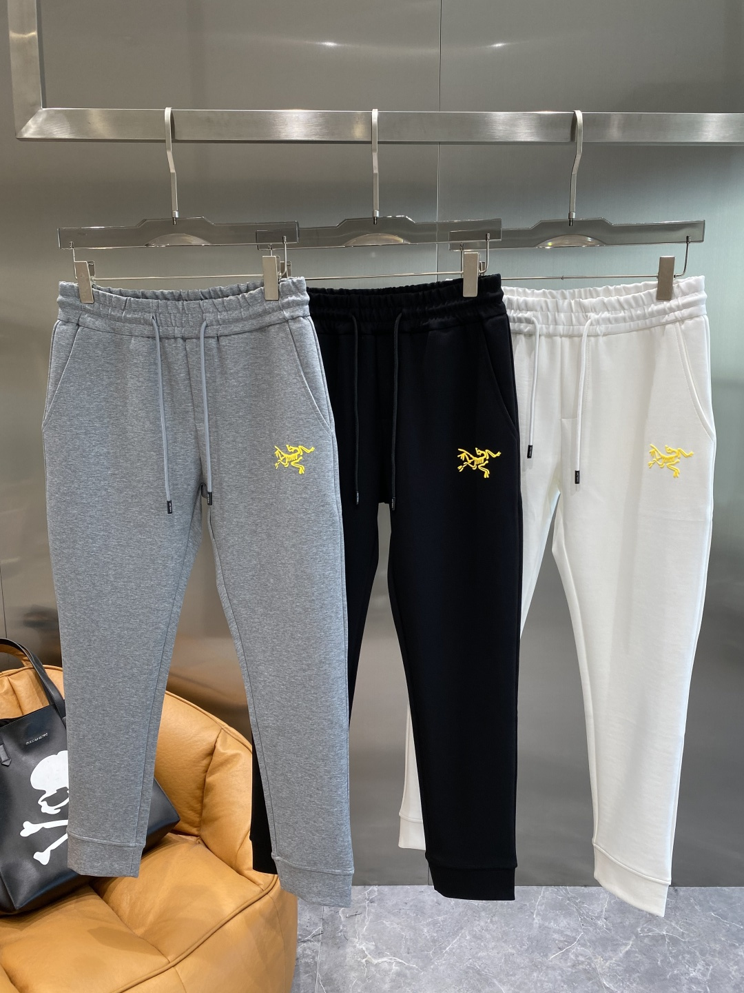 NO:650616,'Bird House' 2025 new autumn and winter casual pants!  On sale simultaneously on the official website. The brand's classic LOGO casual pants are extremely comfortable and have a strong touch. They are highly recognizable and have perfect appearance and craftsmanship. Sizes M-3XL next day, jil sander, alexander wang19860909《鸟家》 2025秋冬新款休闲裤！官网同步发售.品牌经典LOGO休闲裤 ,舒适度极好,手触感强烈.辨识度极高,完美品相工艺. 尺码M-3XL隔天,,jil sander,alexander wang,Men's clothing