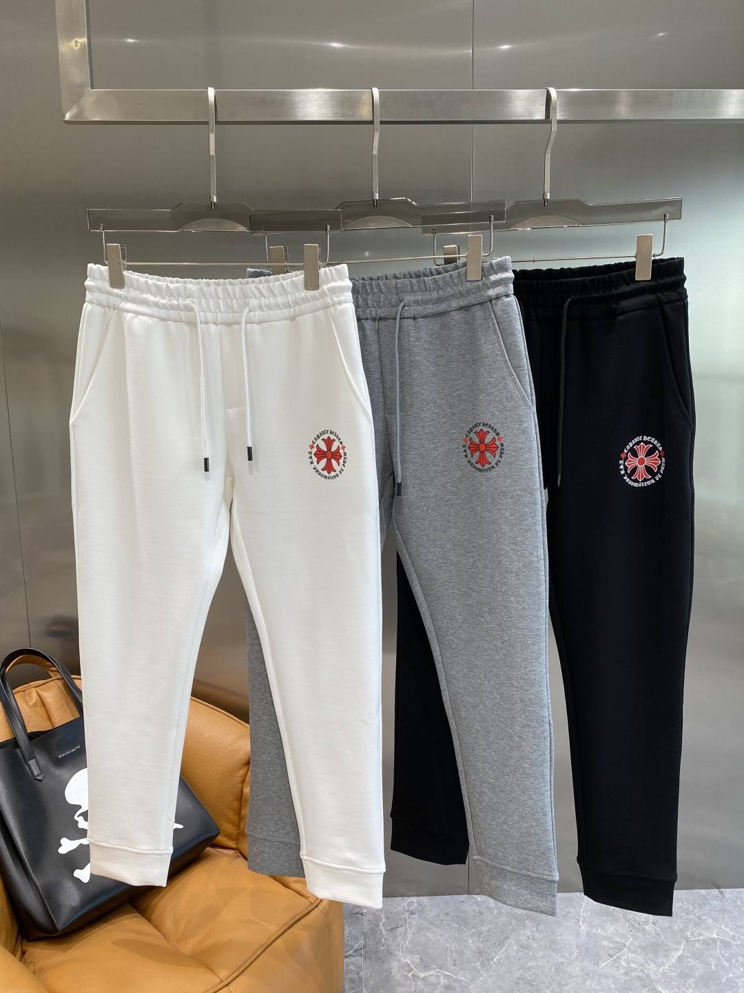 NO:650671,'Kejia' 2025 new autumn and winter casual pants!  On sale simultaneously on the official website. The brand's classic LOGO casual pants are extremely comfortable and have a strong touch. They are highly recognizable and have perfect appearance and craftsmanship. Sizes M-3XL next day, alexander wang19860909《克家》 2025秋冬新款休闲裤！官网同步发售.品牌经典LOGO休闲裤 ,舒适度极好,手触感强烈.辨识度极高,完美品相工艺. 尺码M-3XL隔天,,alexander wang,Men's clothing