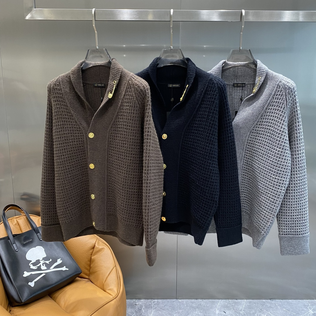 NO:684260,'Fan Family' 2025 new autumn and winter men's wool knitted cardigan jacket. The counter is selling hot-selling items, and every major fashion buyer star has a versatile item. Simple and fashionable, it is very beautiful, and the upper body is full of gentleman style. The whole sweater is not only exquisite in texture, but also the wiring is even and neat. The overall beauty and elegance ensure that the silhouette of the clothes is not easily deformed. Customized wool fabric  It is neither too loose nor too tight, and has very good recovery properties. It is a fashion item that is both cold-proof and fashionable in autumn and winter. m- XXXL, jackets & coats, sweaters,19860909《范家》 2025秋冬新款男士羊毛针织开衫外套.专柜在售爆款单品,各大时尚买手明星人手一件的百搭单品.简单时尚甚是好看,上身绅士范十足.整件毛衣不单纹理工艺精美,走线更是精工细作均匀整齐.整体美观大方保证了衣服的廓形不易变形.定制羊毛面料 既不会很宽松也不会很紧绷,恢复性非常好.秋冬御寒与时尚兼备的一款时装单品.m- XXXL隔天,,jackets & coats,sweaters,,Men's clothing