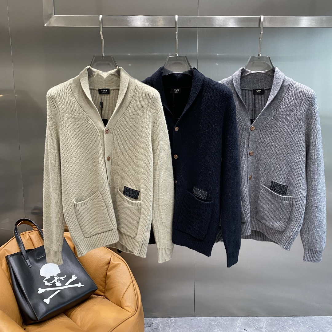 NO:684265,'Fenjia' 2025 new autumn and winter men's wool knitted cardigan jacket. The counter is selling hot-selling items, and every major fashion buyer and star has a versatile item. It is simple and fashionable, and the upper body is full of gentleman style. The whole sweater not only has exquisite texture and craftsmanship, but also the wiring is even and neat. The overall beauty and elegance ensure that the silhouette of the clothes is not easily deformed. Customized wool fabric  It is neither too loose nor too tight, and has very good recovery properties. It is a fashion item that is both cold-proof and fashionable in autumn and winter. m- XXXL, fendi, jackets & coats, sweaters,19860909《芬家》 2025秋冬新款男士羊毛针织开衫外套.专柜在售爆款单品,各大时尚买手明星人手一件的百搭单品.简单时尚甚是好看,上身绅士范十足.整件毛衣不单纹理工艺精美,走线更是精工细作均匀整齐.整体美观大方保证了衣服的廓形不易变形.定制羊毛面料 既不会很宽松也不会很紧绷,恢复性非常好.秋冬御寒与时尚兼备的一款时装单品.m- XXXL隔天,,fendi,jackets & coats,sweaters,,Men's clothing