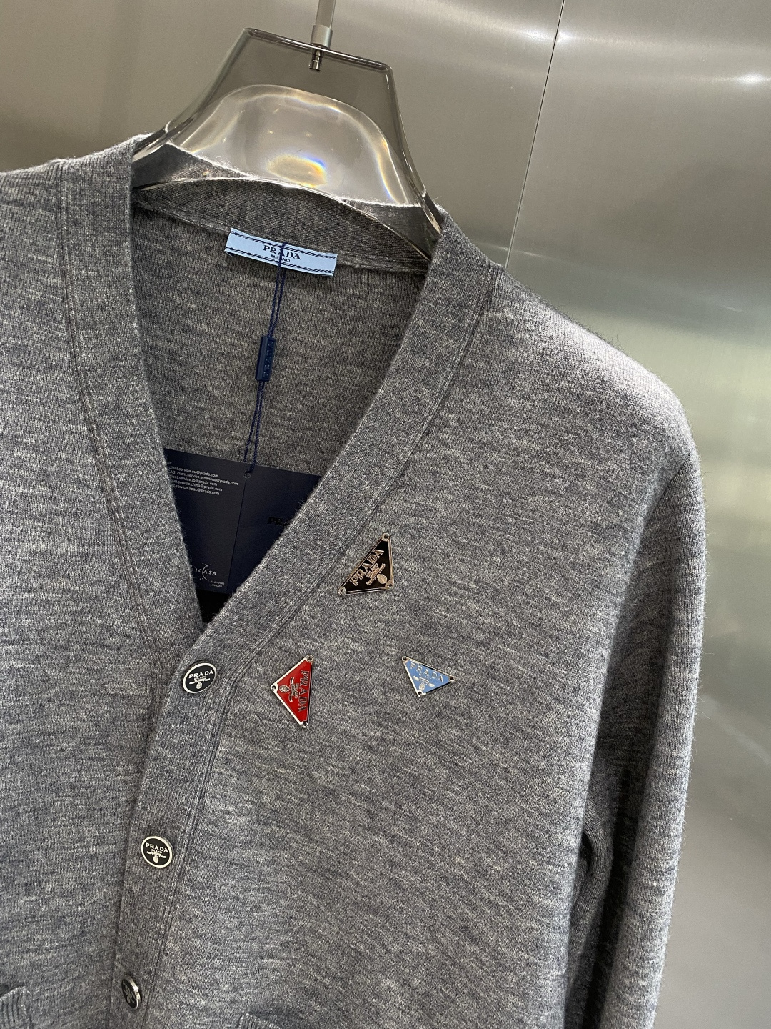 🌾 《𝙉𝙚𝙬🤍🖤普家》开衫新款针织毛衣衫，彰显2025秋冬秀场的 主题。责任采购羊毛成就换季时节的典雅之