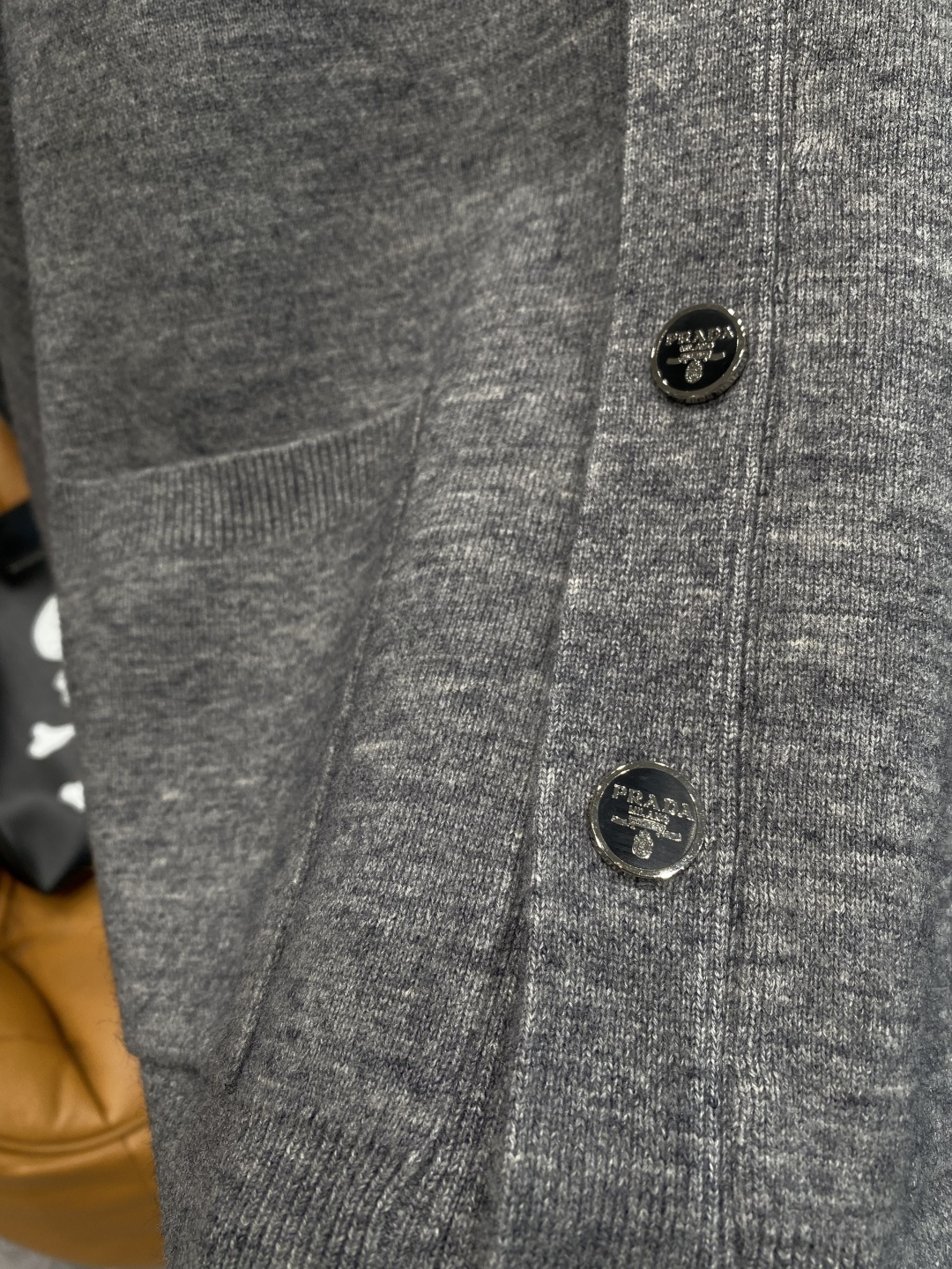 🌾 《𝙉𝙚𝙬🤍🖤普家》开衫新款针织毛衣衫，彰显2025秋冬秀场的 主题。责任采购羊毛成就换季时节的典雅之