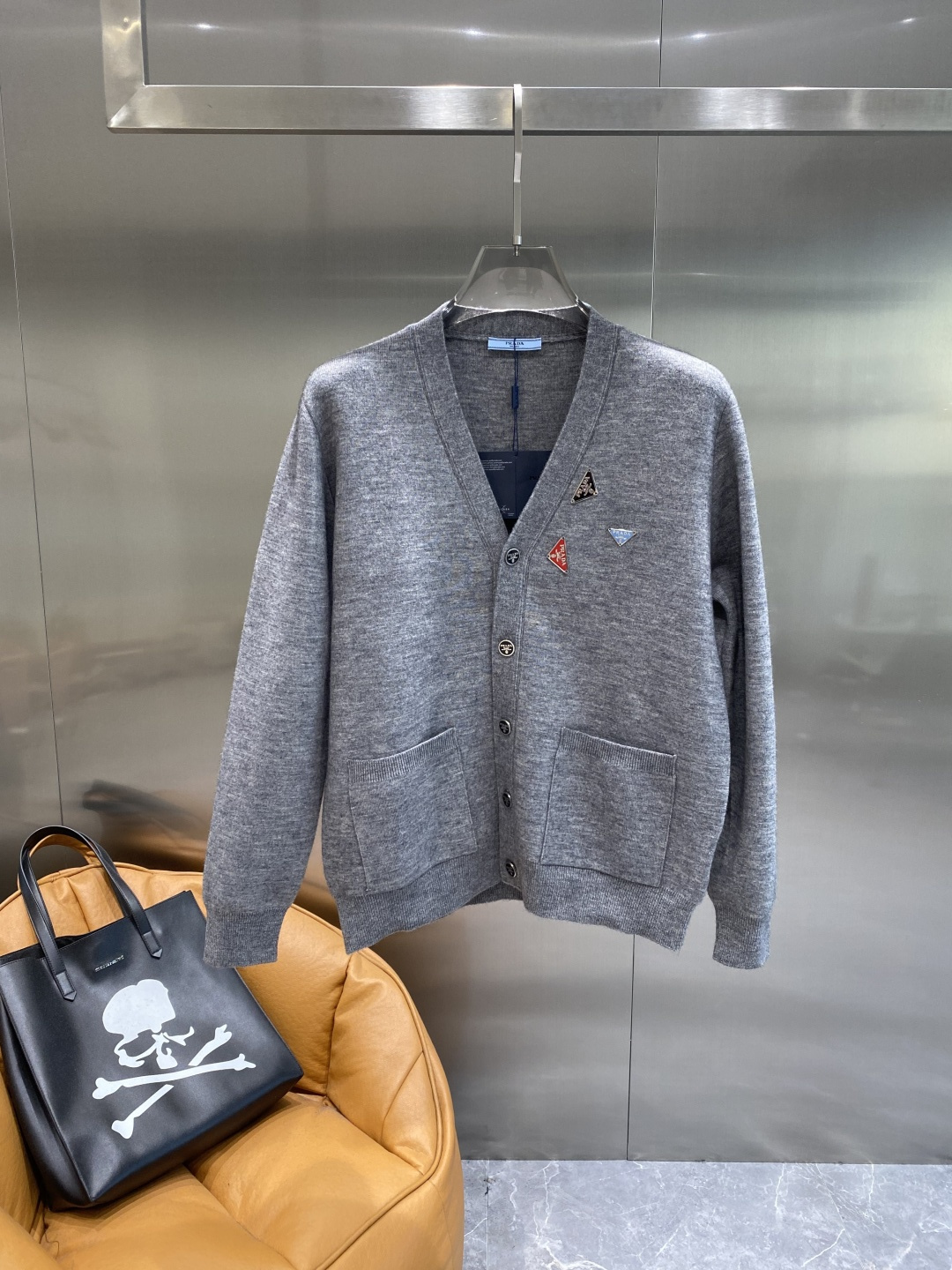 🌾 《𝙉𝙚𝙬🤍🖤普家》开衫新款针织毛衣衫，彰显2025秋冬秀场的 主题。责任采购羊毛成就换季时节的典雅之