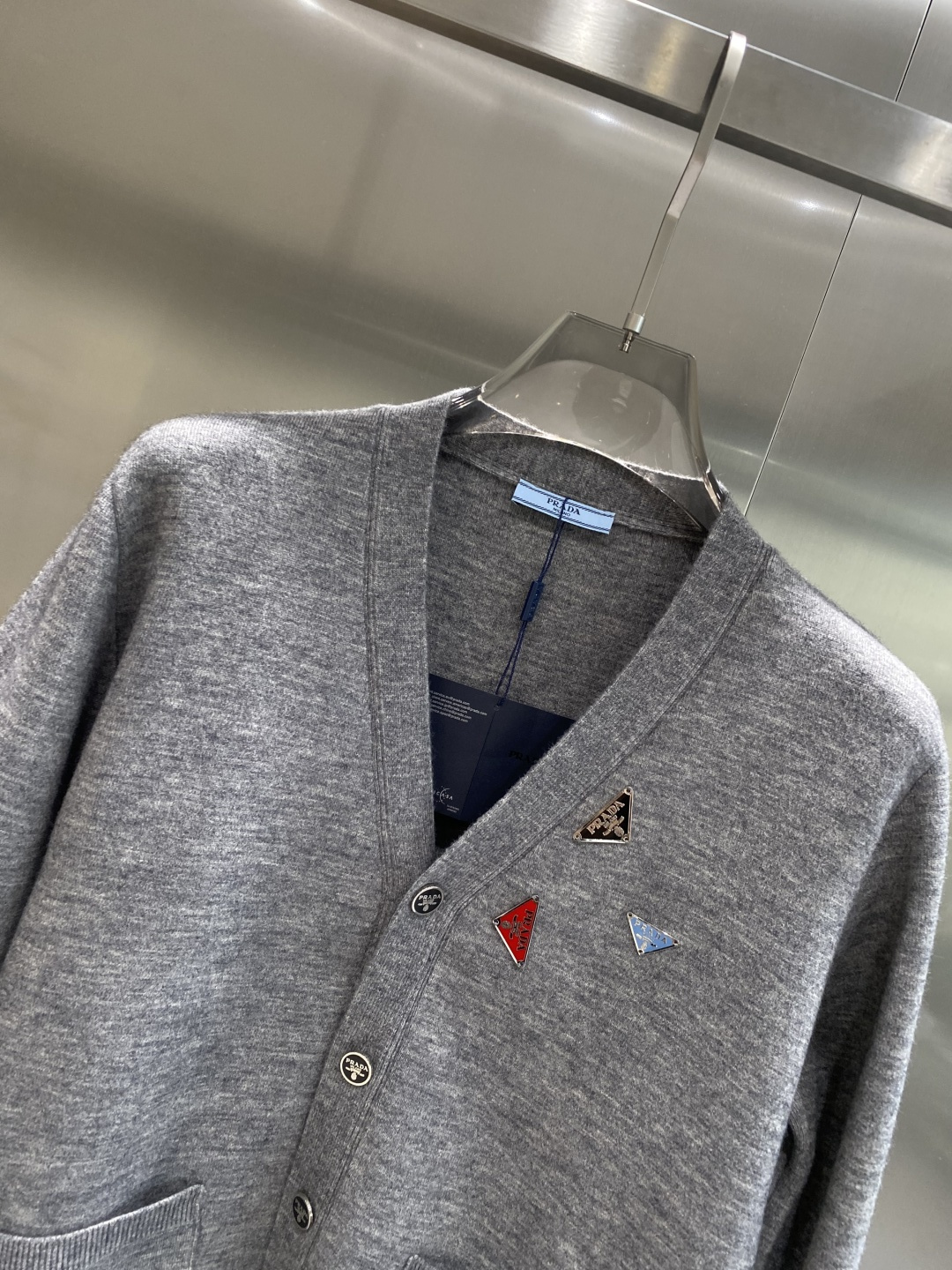 🌾 《𝙉𝙚𝙬🤍🖤普家》开衫新款针织毛衣衫，彰显2025秋冬秀场的 主题。责任采购羊毛成就换季时节的典雅之