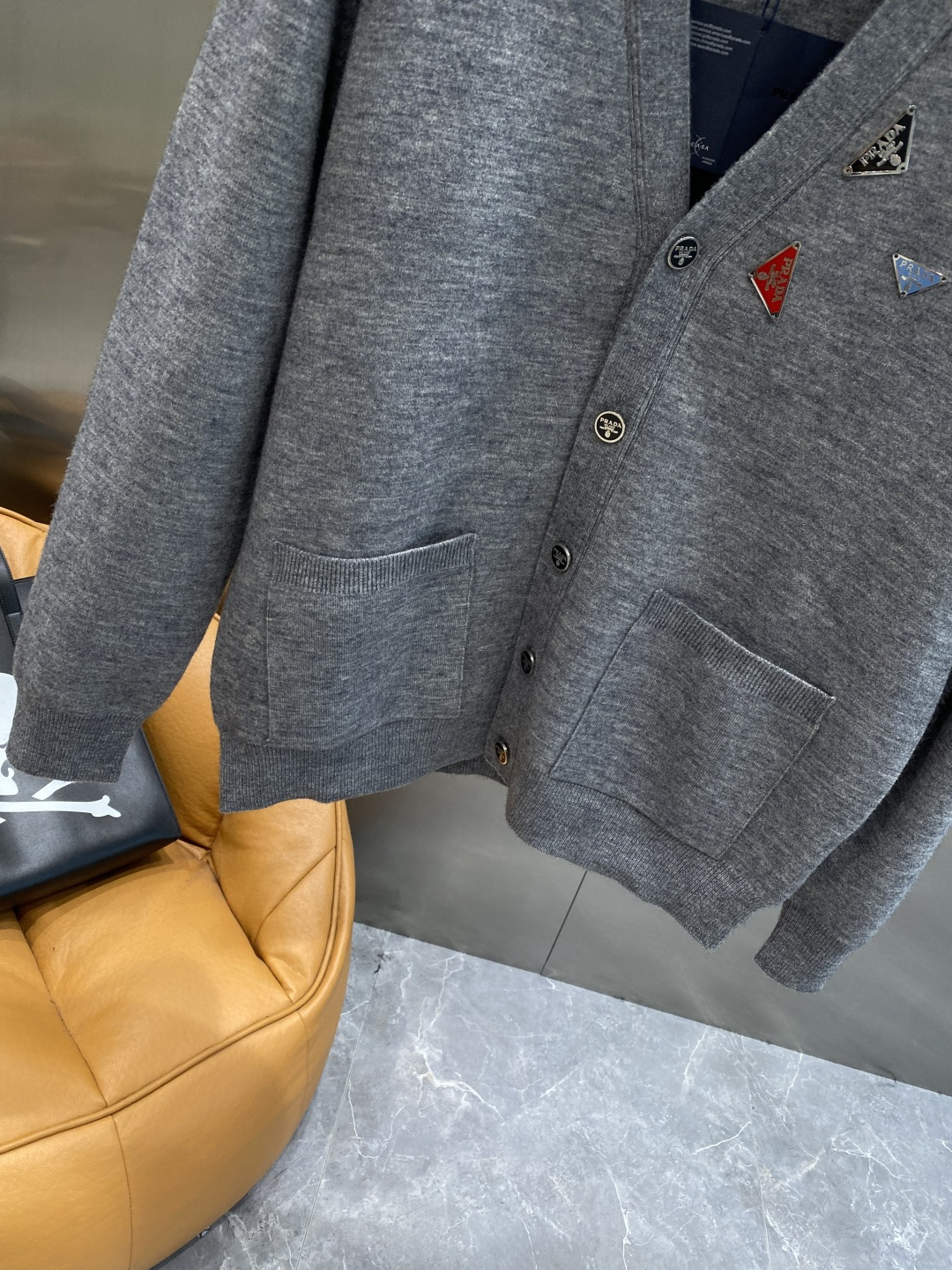 🌾 《𝙉𝙚𝙬🤍🖤普家》开衫新款针织毛衣衫，彰显2025秋冬秀场的 主题。责任采购羊毛成就换季时节的典雅之