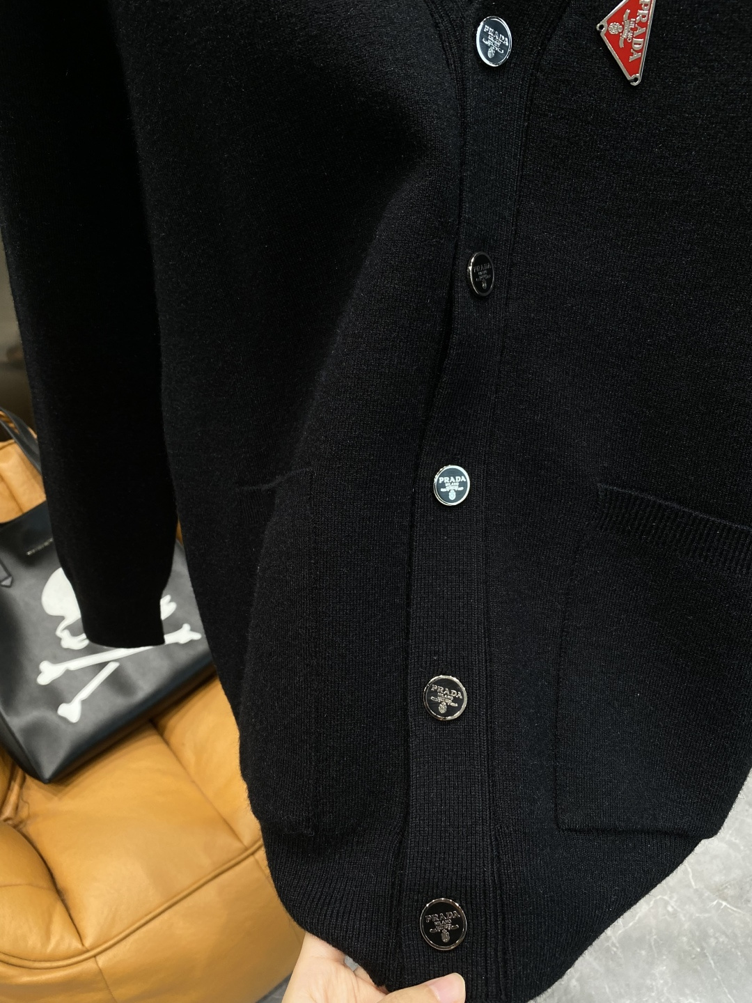 🌾 《𝙉𝙚𝙬🤍🖤普家》开衫新款针织毛衣衫，彰显2025秋冬秀场的 主题。责任采购羊毛成就换季时节的典雅之