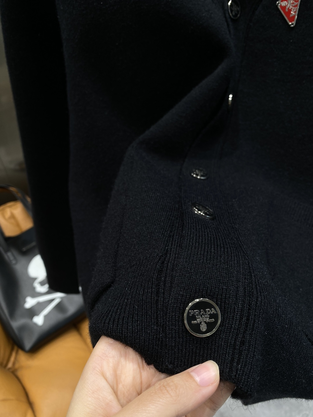 🌾 《𝙉𝙚𝙬🤍🖤普家》开衫新款针织毛衣衫，彰显2025秋冬秀场的 主题。责任采购羊毛成就换季时节的典雅之