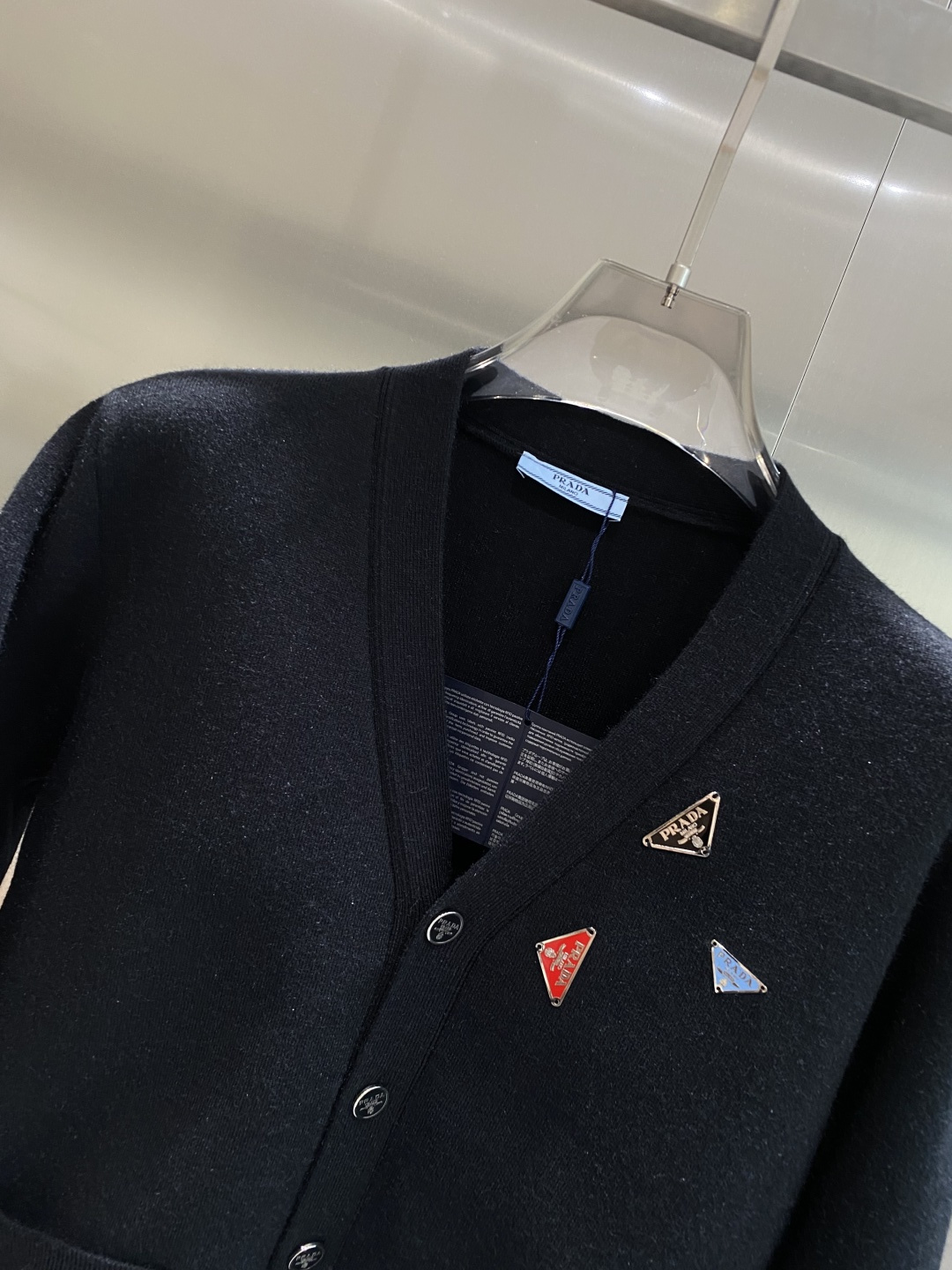 🌾 《𝙉𝙚𝙬🤍🖤普家》开衫新款针织毛衣衫，彰显2025秋冬秀场的 主题。责任采购羊毛成就换季时节的典雅之