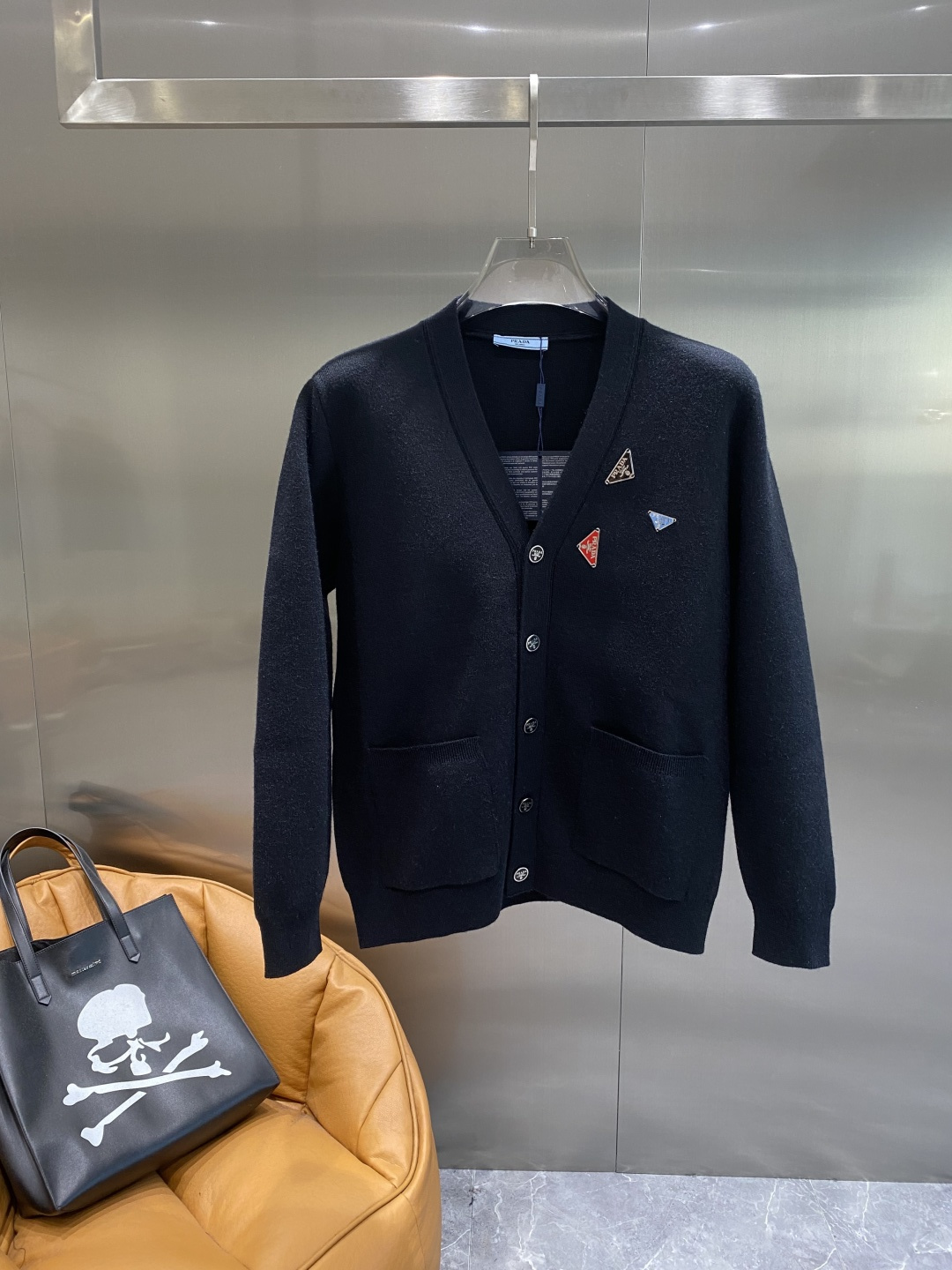 🌾 《𝙉𝙚𝙬🤍🖤普家》开衫新款针织毛衣衫，彰显2025秋冬秀场的 主题。责任采购羊毛成就换季时节的典雅之